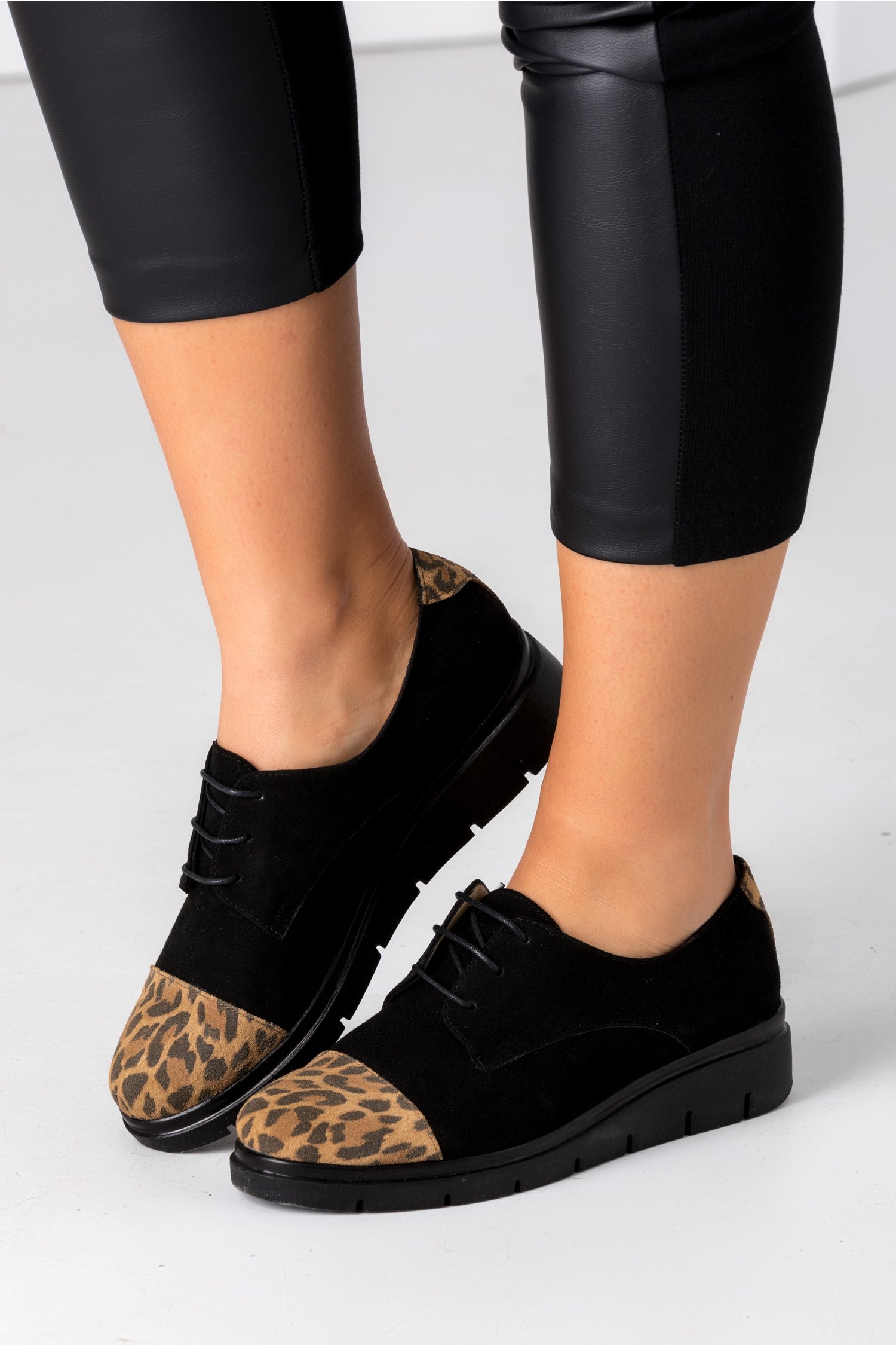 Pantofi Oxford negri cu animal print