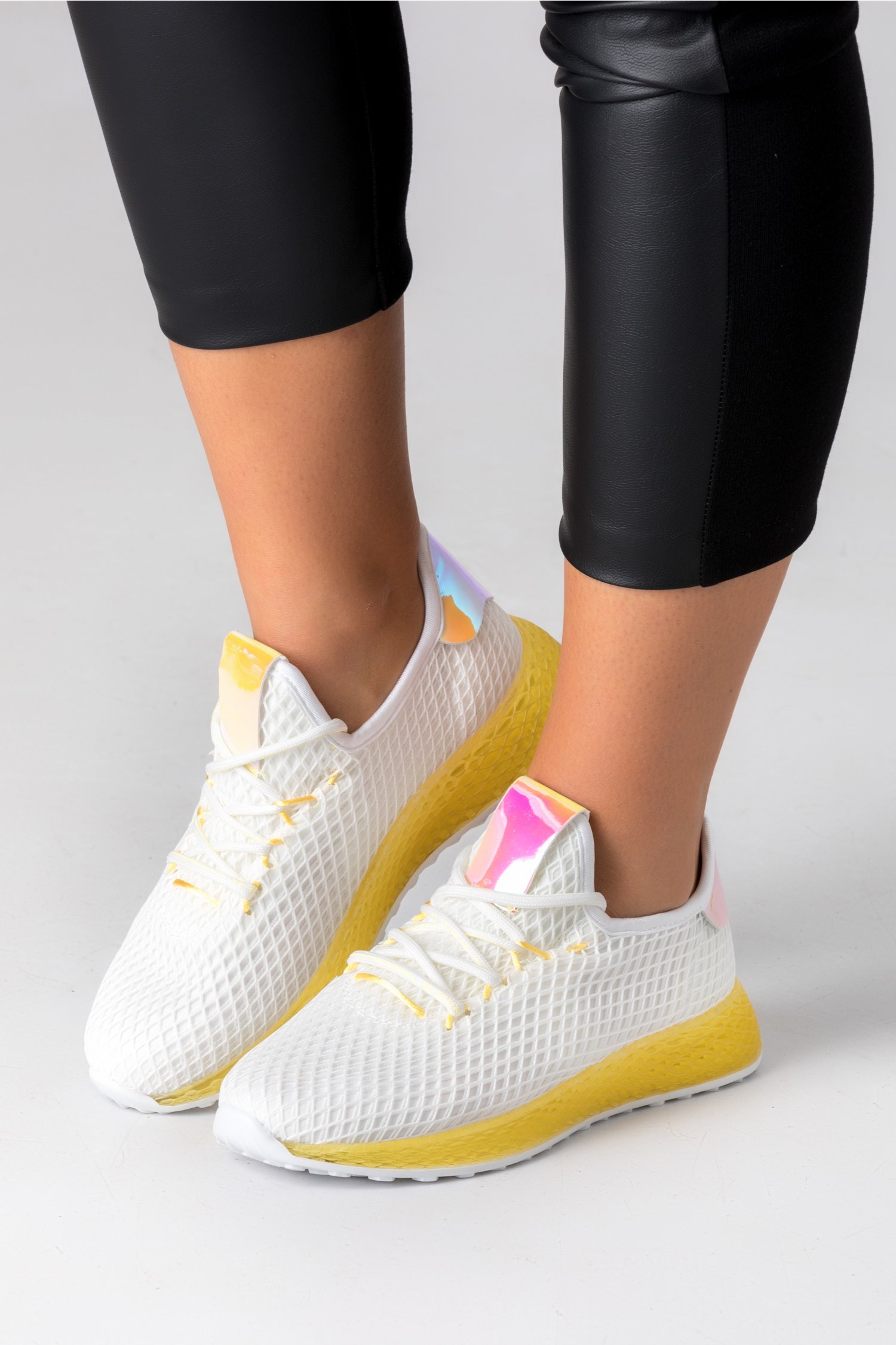 Pantofi sport albi cu talpa galben