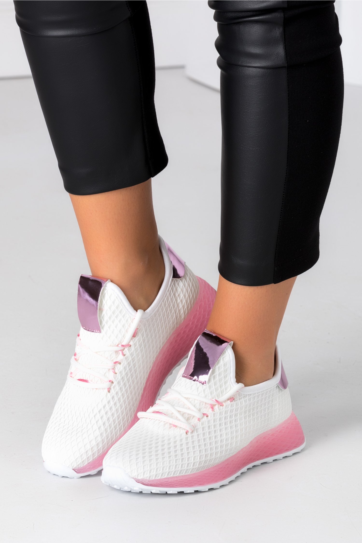 Pantofi sport albi cu talpa roz