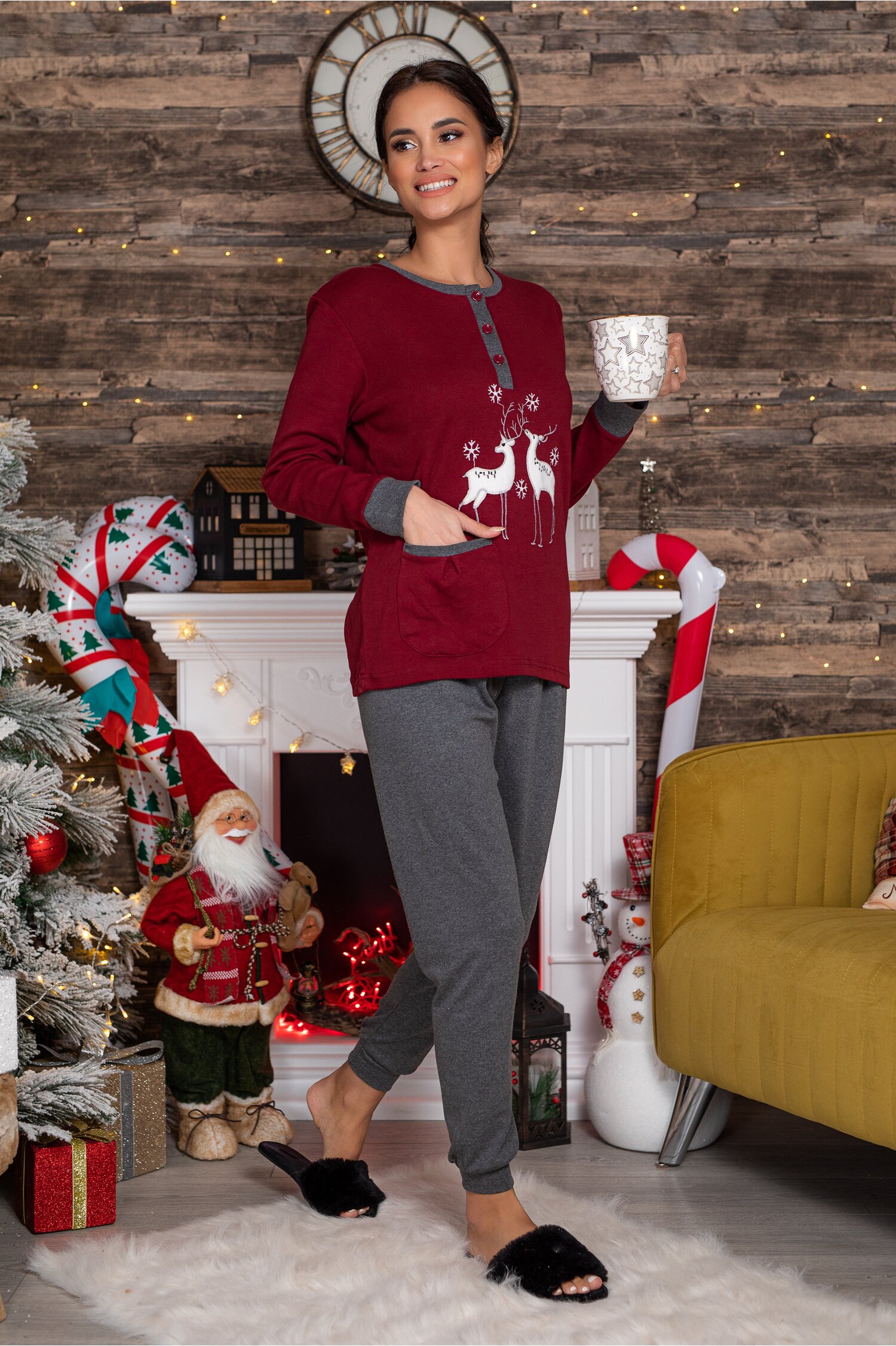 Pijama bordo cu reni si pantaloni gri