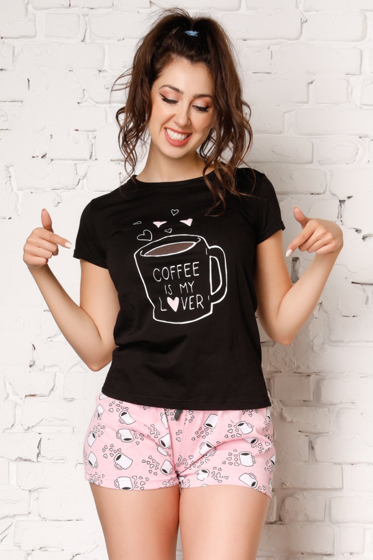 Pijama coffee cu tricou negru si pantaloni scurti roz