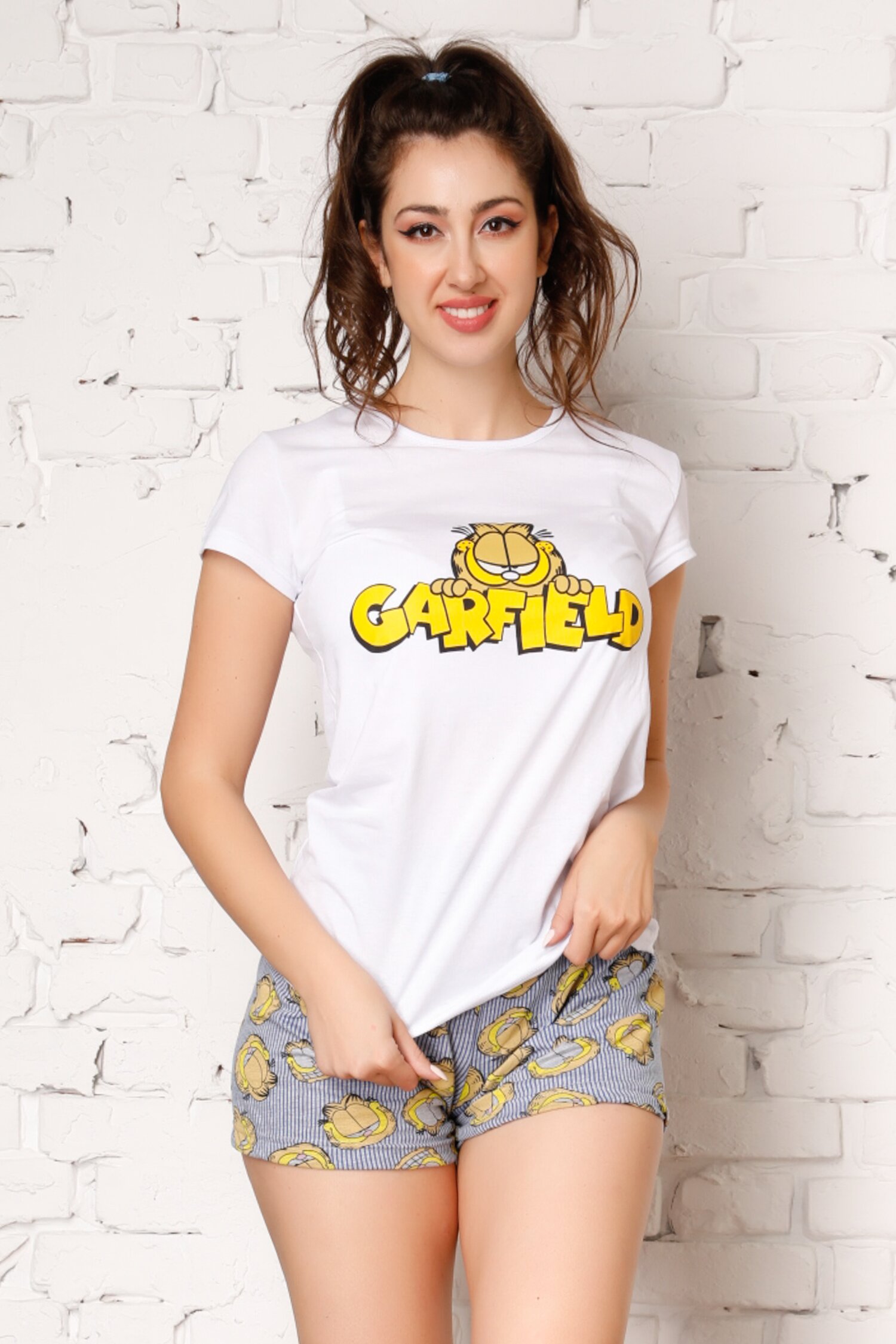 Pijama Garfield cu tricou alb si pantaloni cu dungi albastre