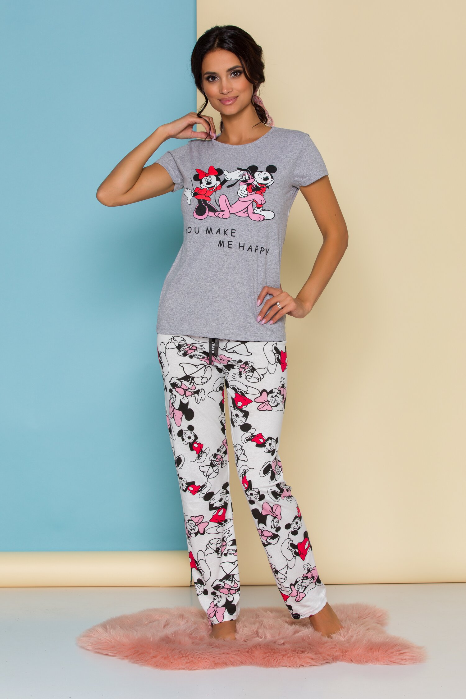 Pijama Happy Disney Friends cu tricou gri si pantaloni albi cu imprimeu