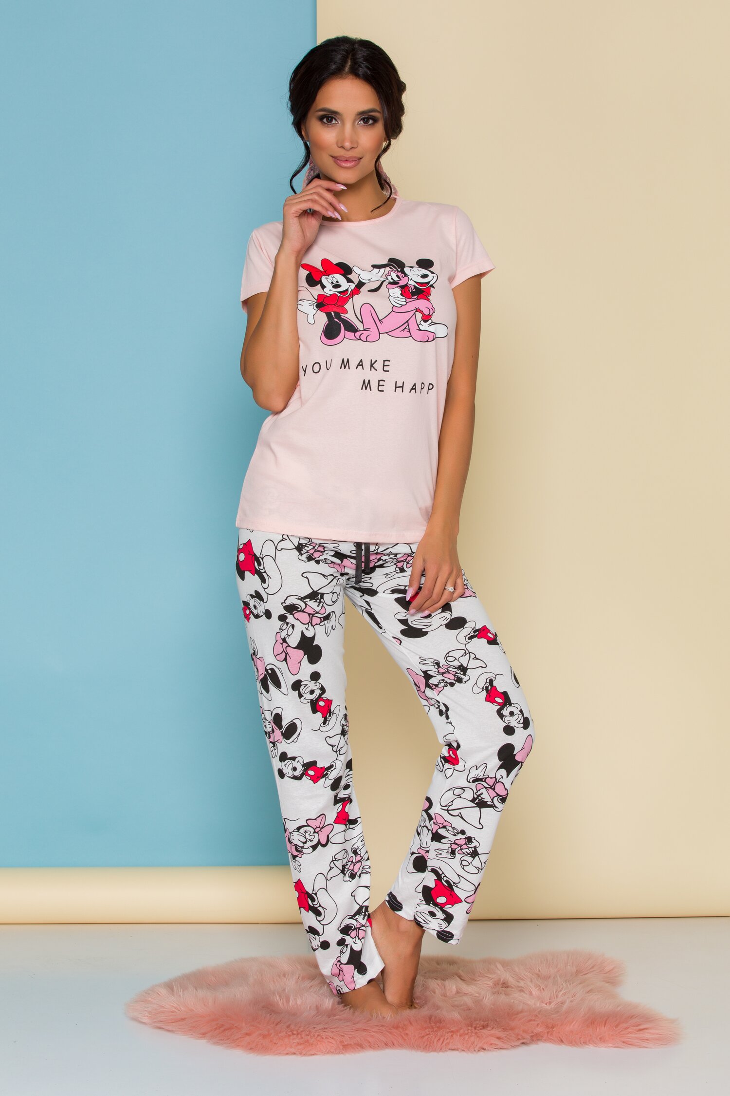 Pijama Happy Disney Friends cu tricou roz somon si pantaloni albi cu imprimeu