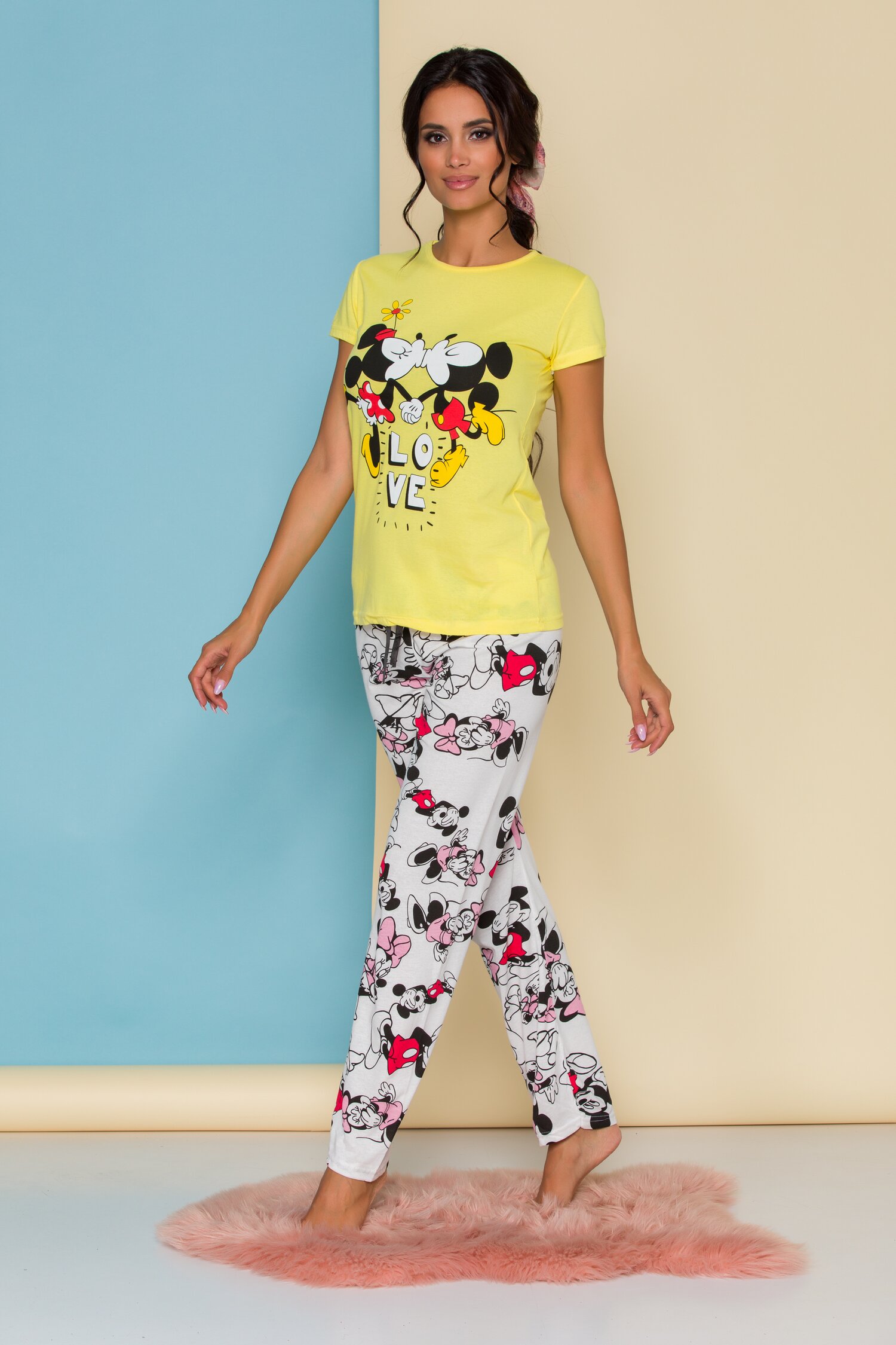 Pijama super love cu tricou galben si pantaloni albi cu imprimeu
