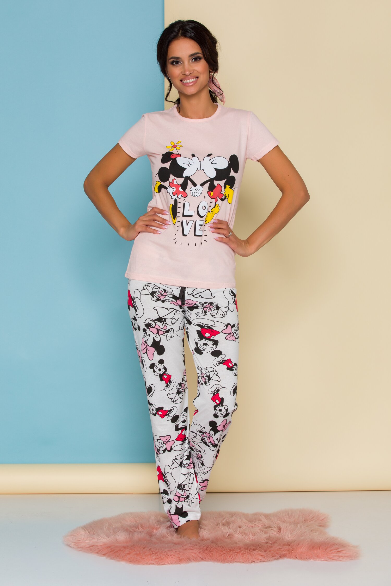 Pijama Super Love cu tricou roz somon si pantaloni albi cu imprimeu