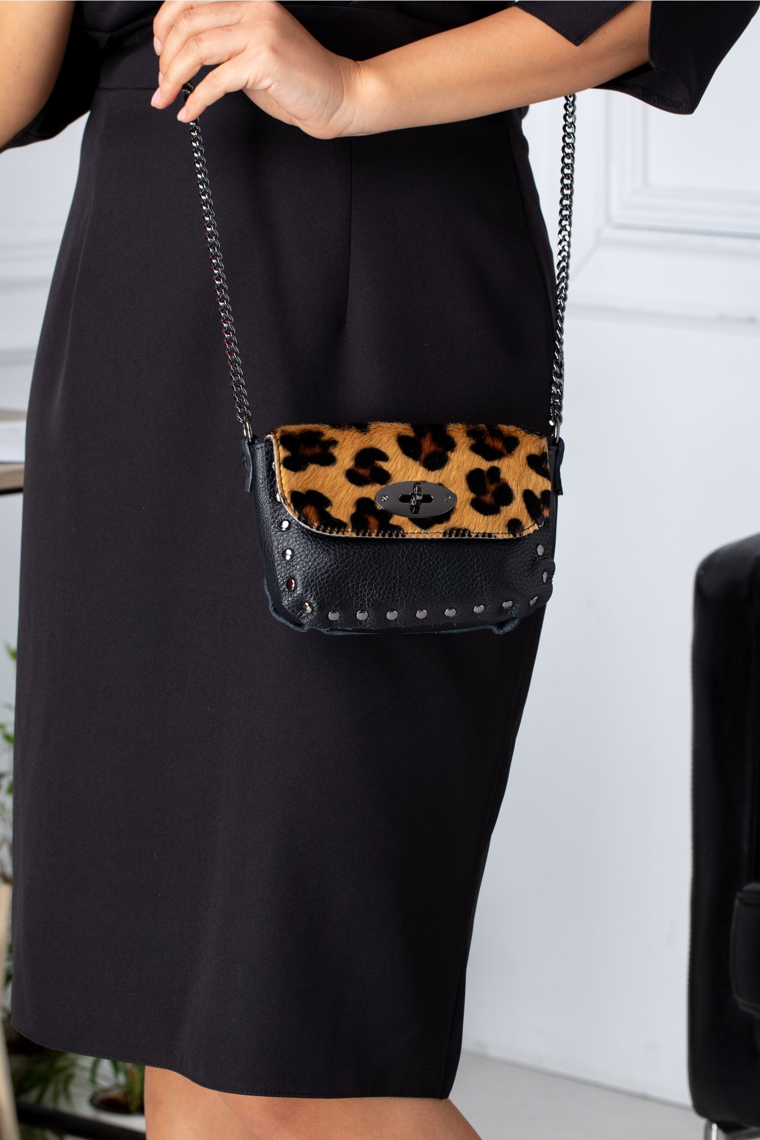 Plic Mimi cu animal print si capse pe margini