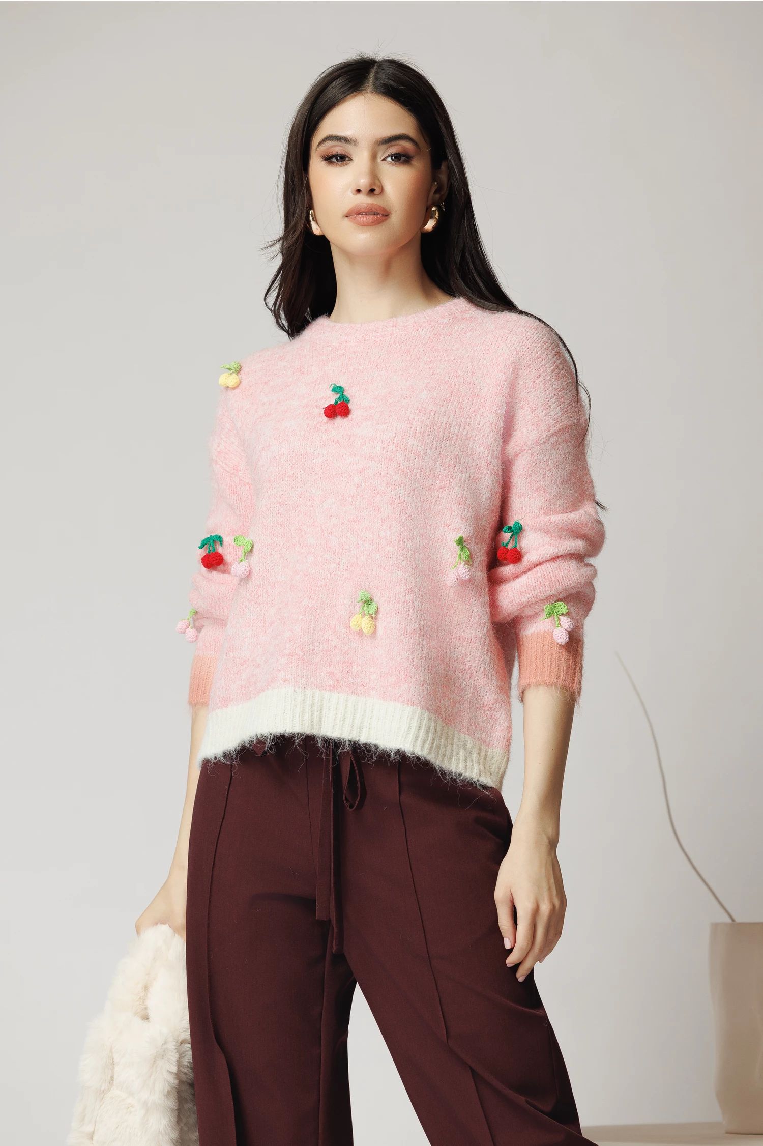 Bluza casual din tricot roz cu cirese crosetate