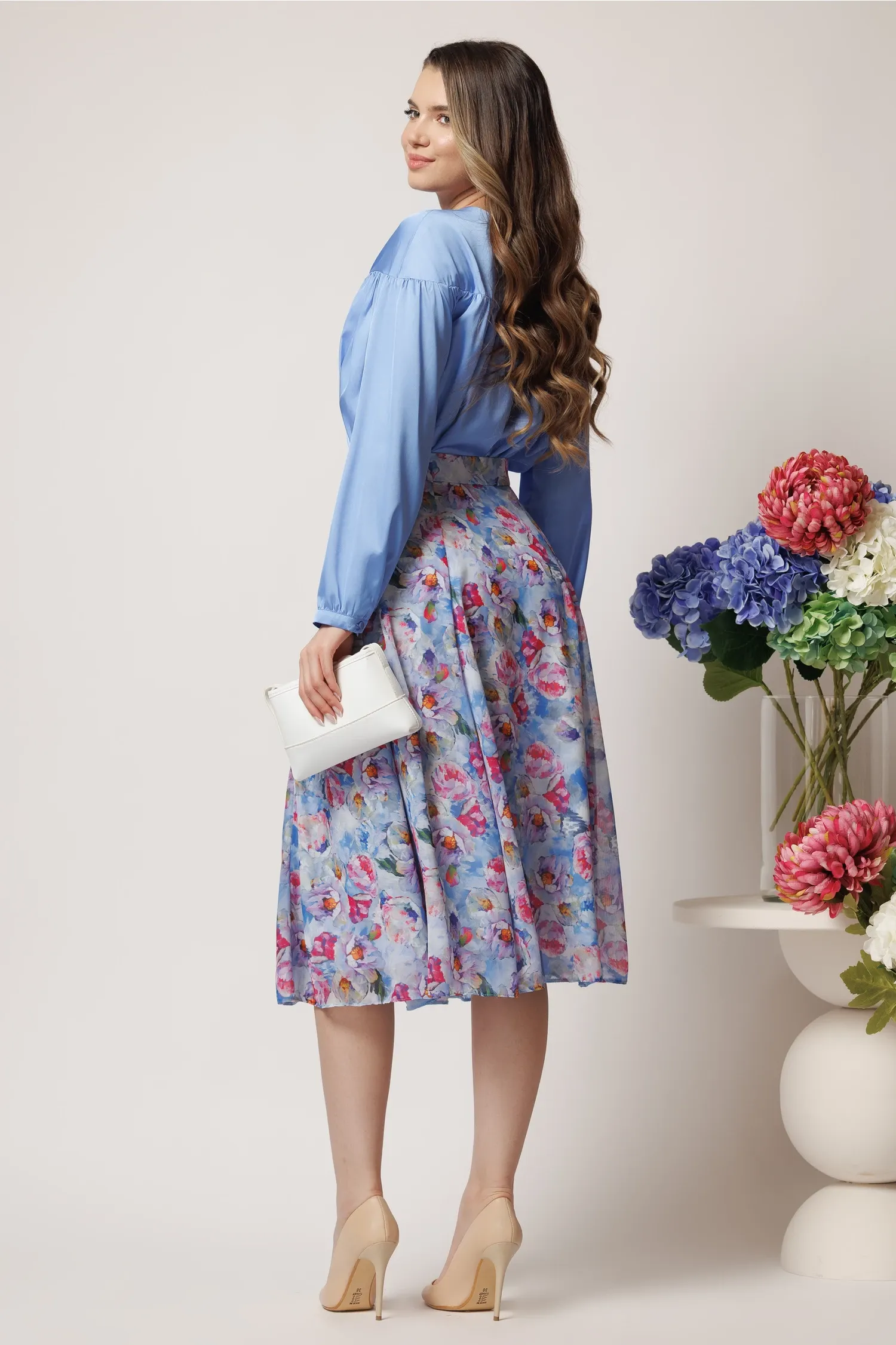 Fusta DY Fashion midi vaporoasa din voal bleu cu flori roz 3