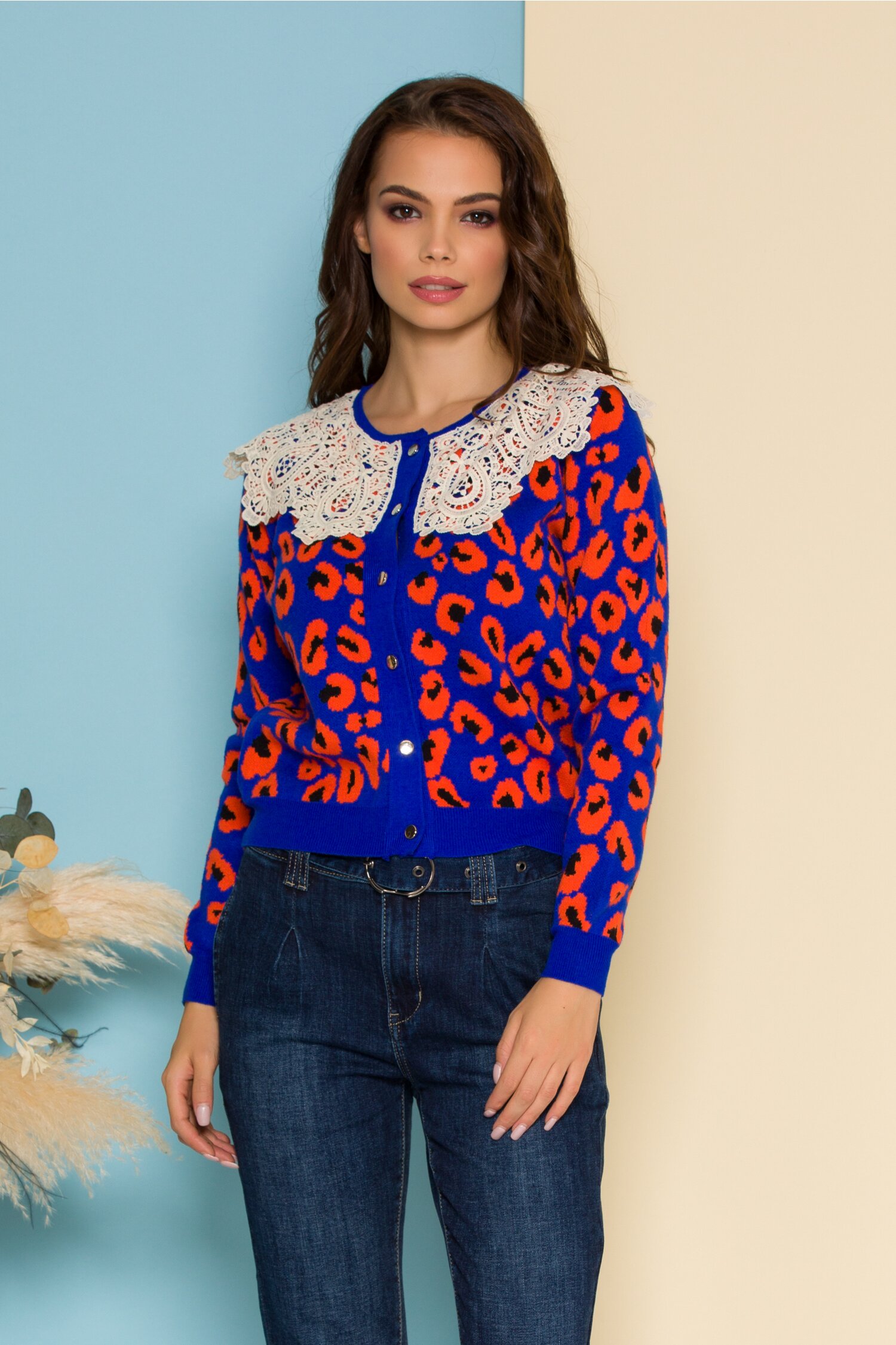 Pulover albastru cu imprimeu orange si broderie la baza gatului