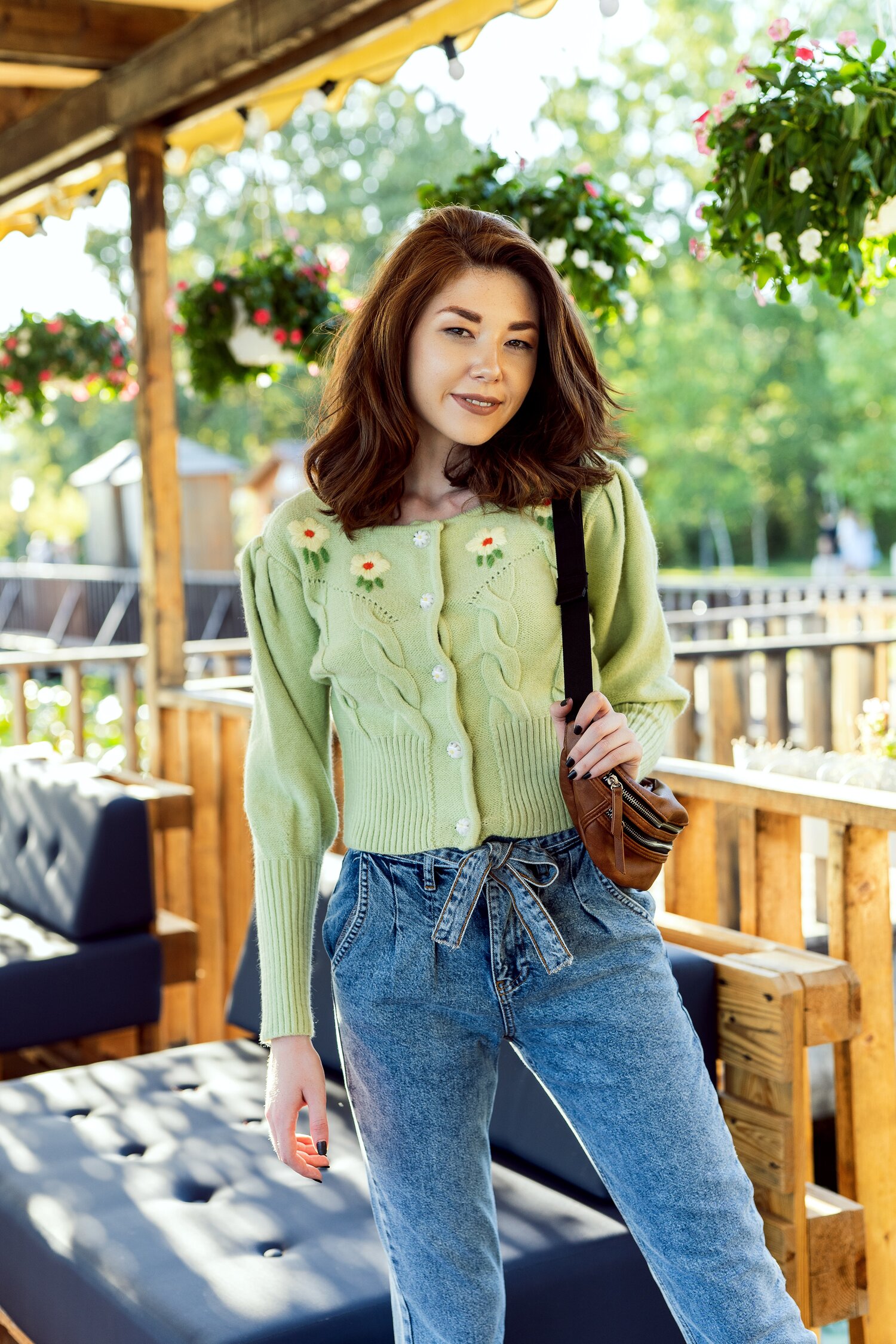 Pulover Ioana verde fistic cu broderie florala