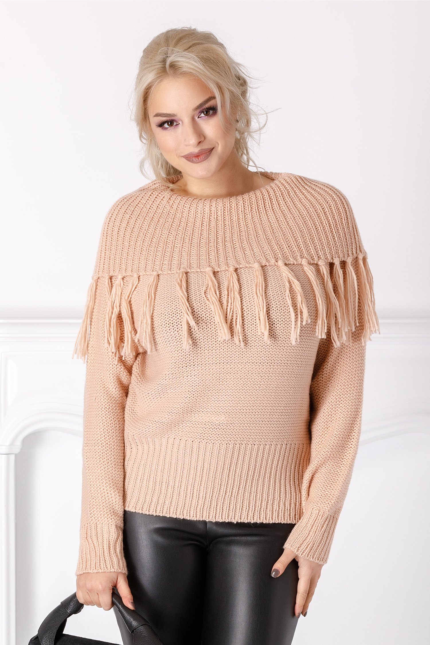 Pulover Lola bej rose cu guler maxi si ciucuri