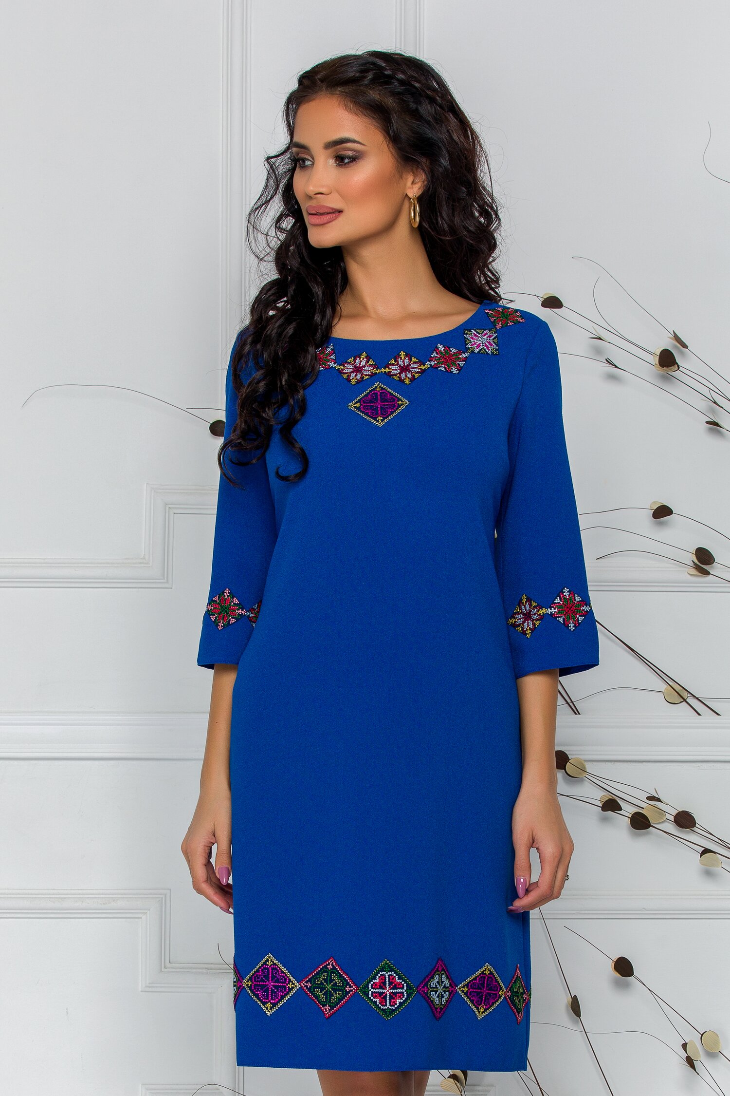 Rochie albastra cu maneci trei sferturi brodata traditional