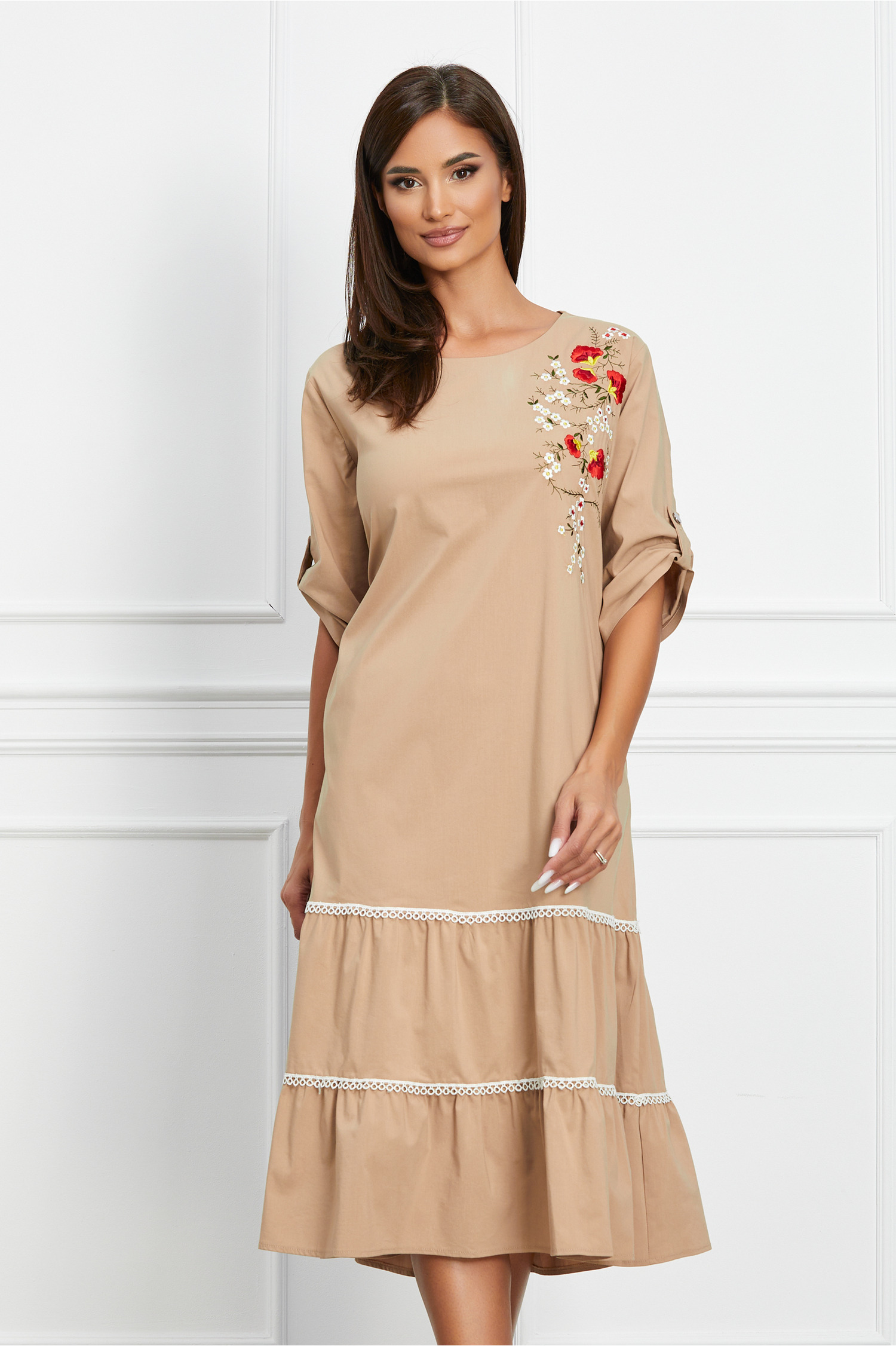 Rochie bej cu broderie florala - Rochii-Dama.ro