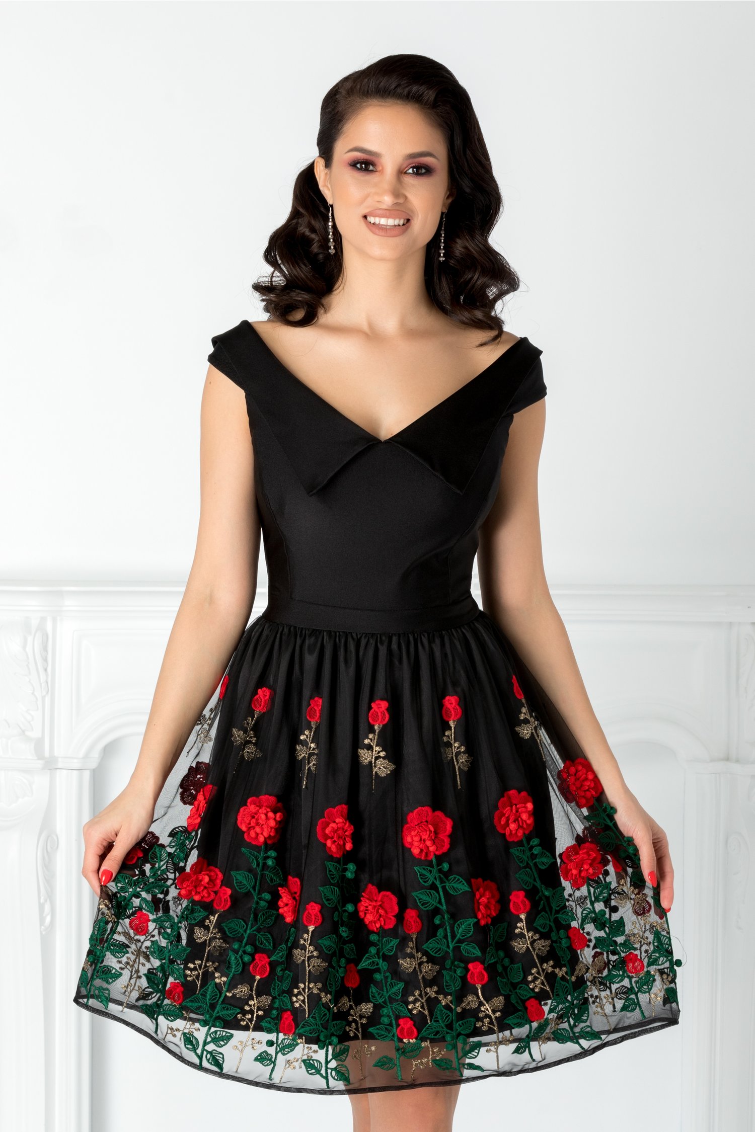 Rochie Aliona neagra cu broderie florala rosie 3D