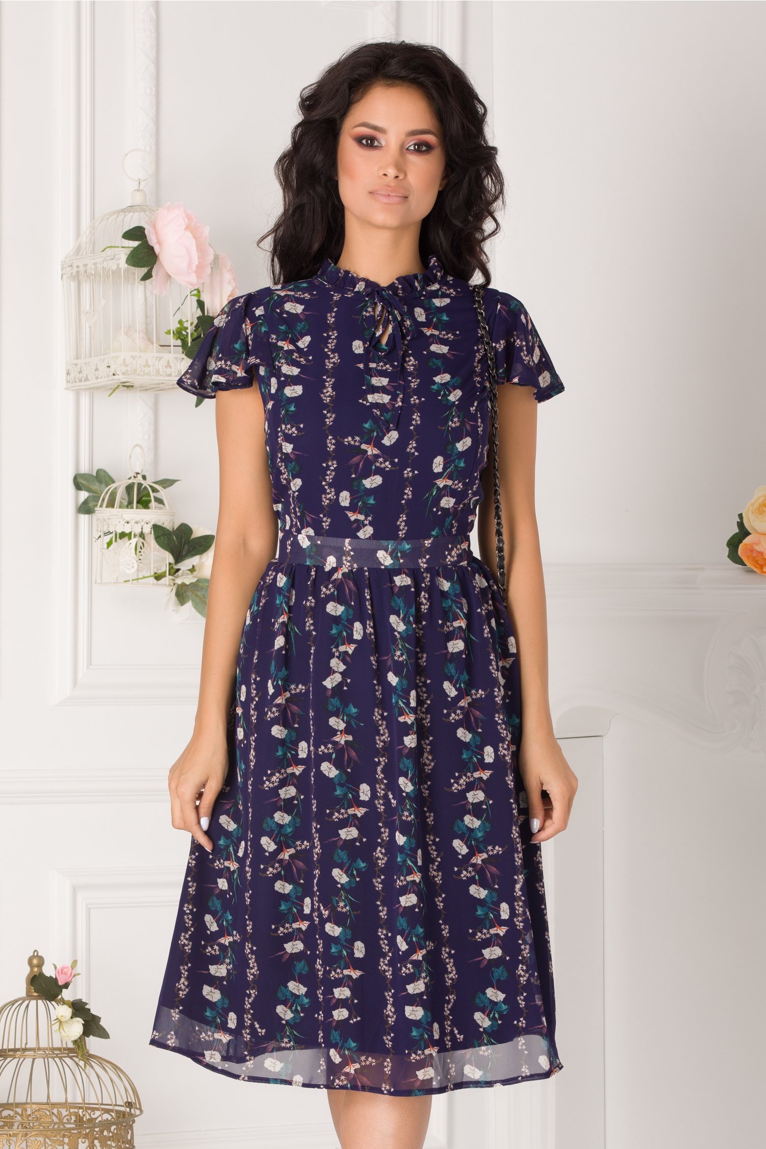 Rochie Alis bleumarin cu imprimeuri florale si volanas la guler