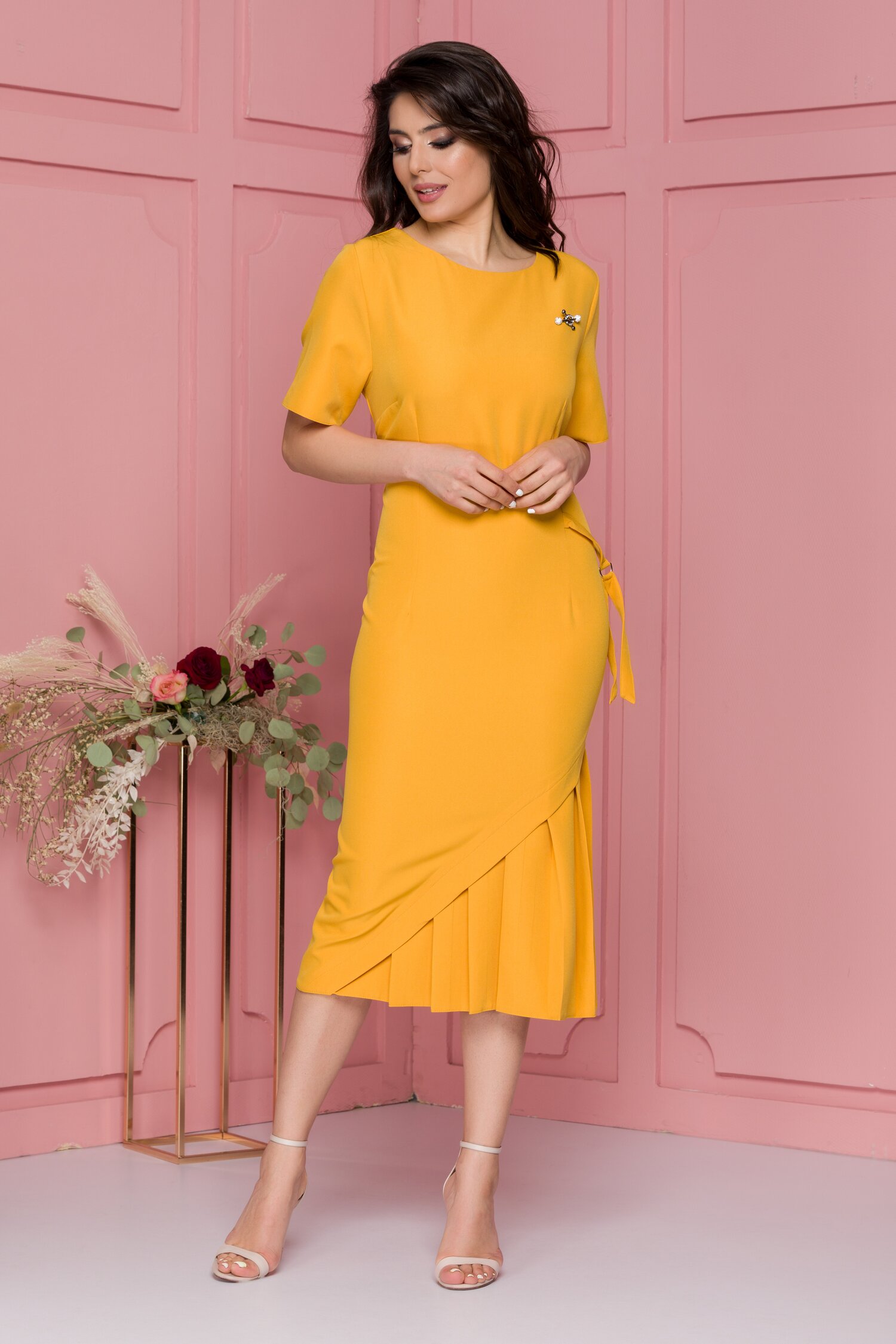 Rochie Alis galben mustar cu detaliu in talie si pliuri la baza