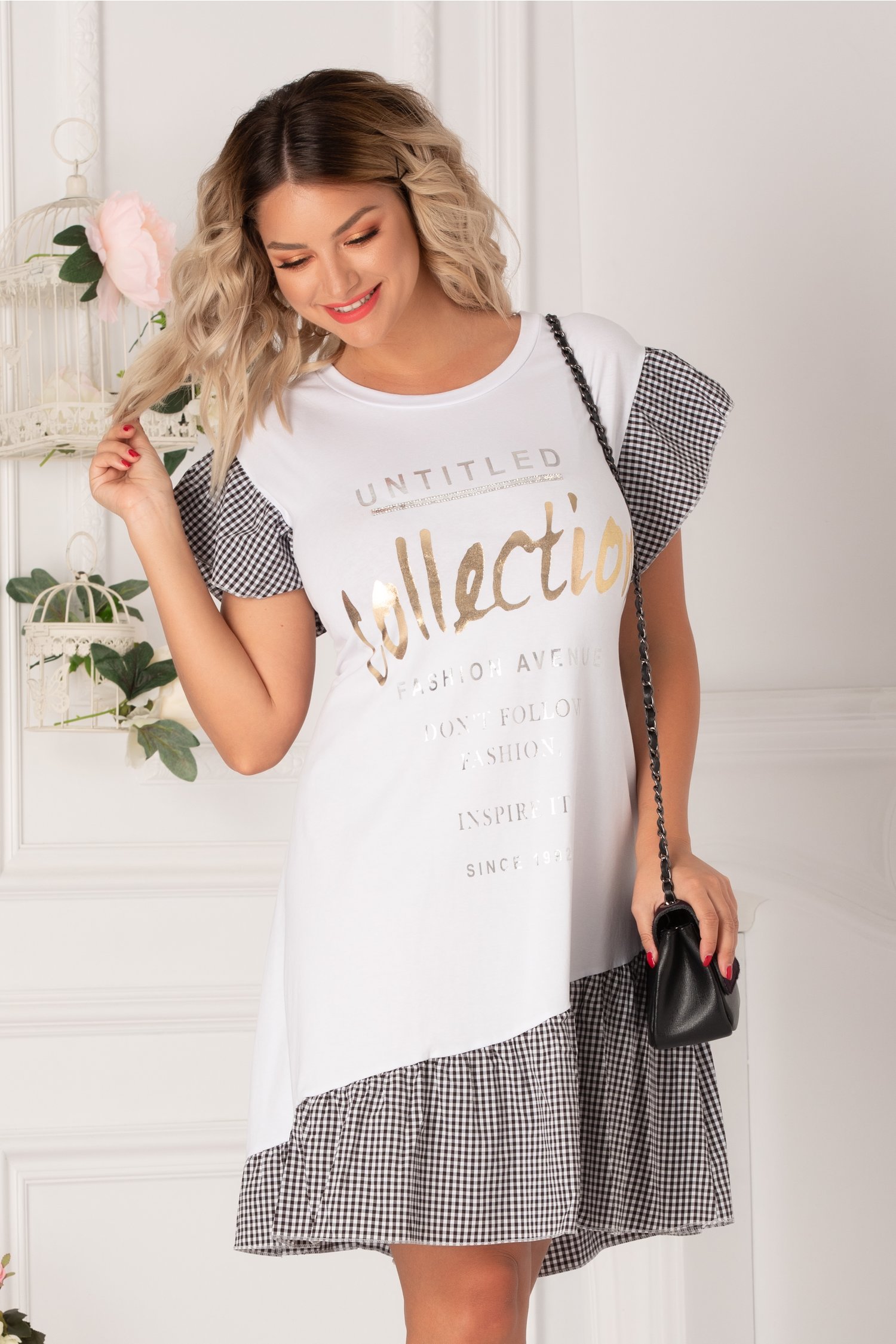 Rochie Alissa tip tricou alba cu patratele si imprimeu text