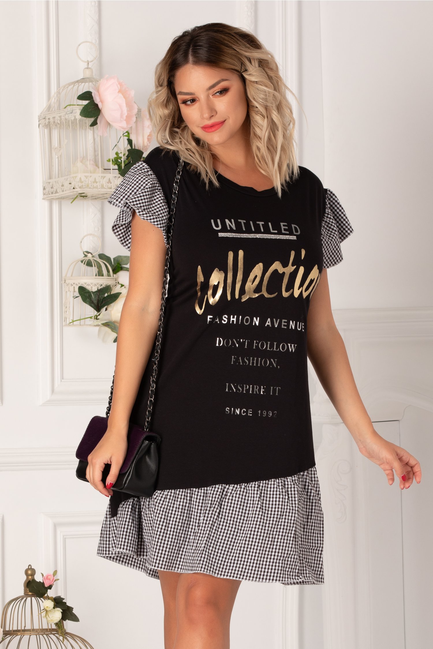 Rochie Alissa tip tricou neagra cu patratele si imprimeu text