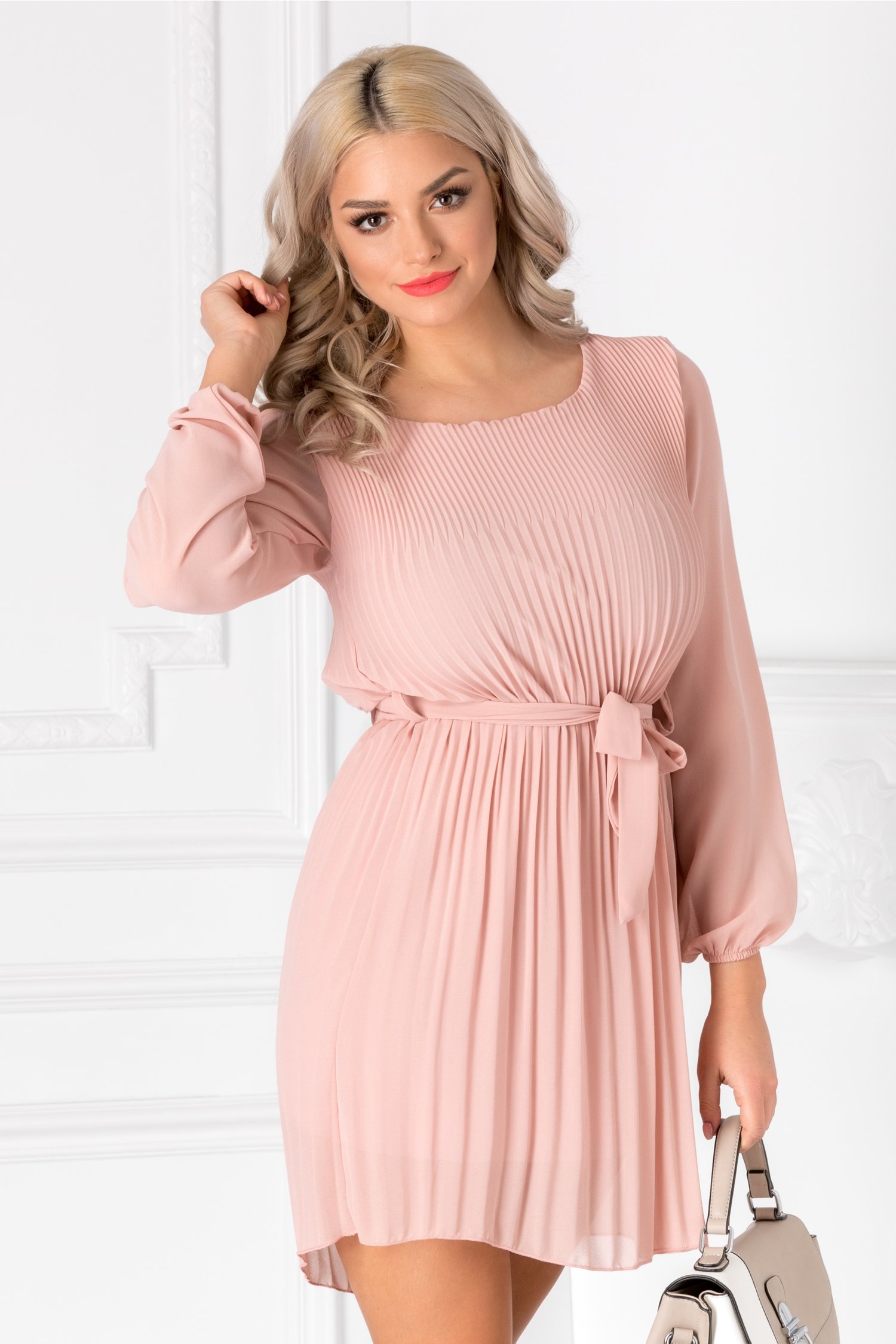 Rochie Alma roz prafuit usor plisata cu cordon in talie
