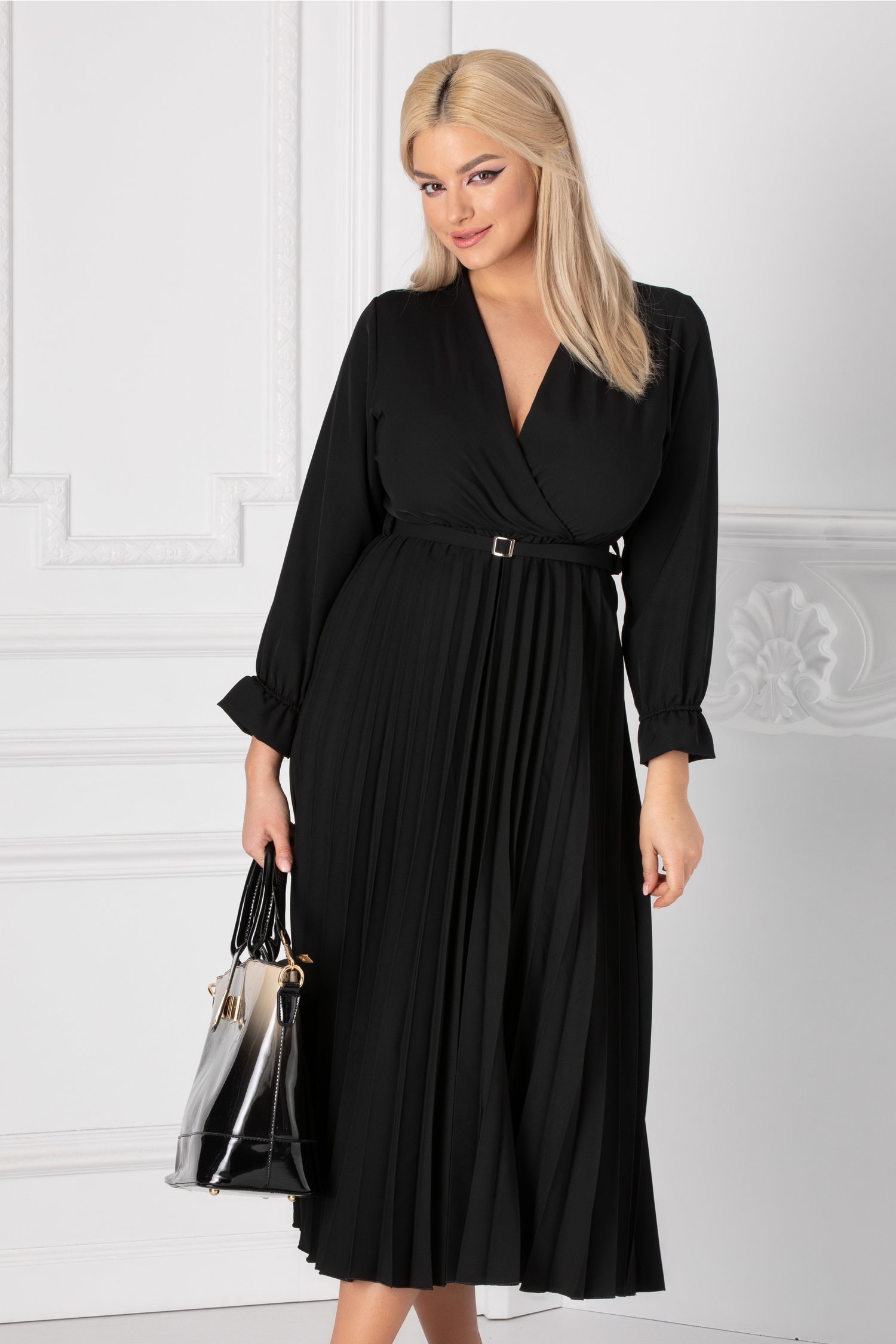 Rochie Ametista neagra cu decolteu petrecut si fusta plisata