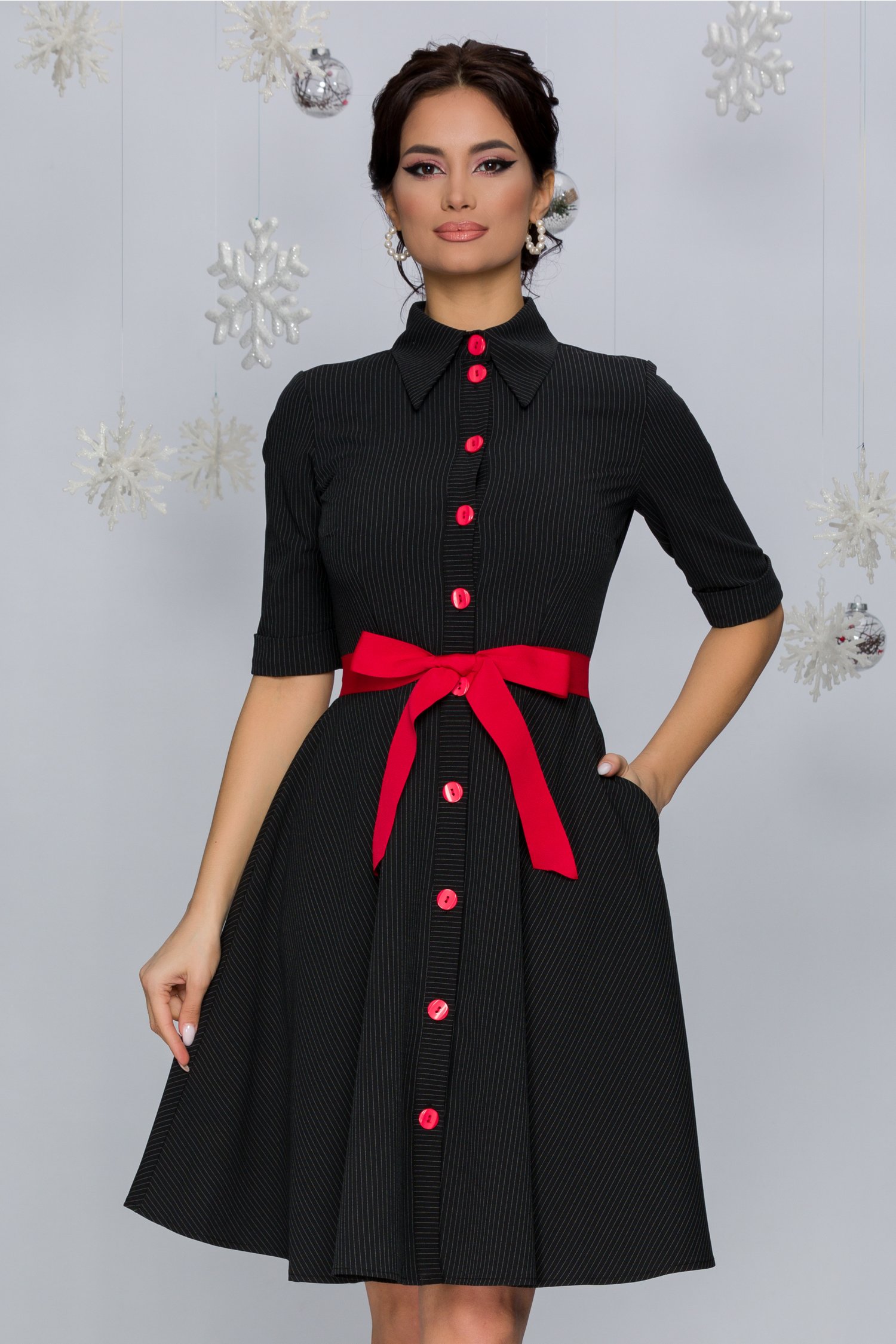 Rochie anaida neagra cu dungi albe si cordon rosu in talie