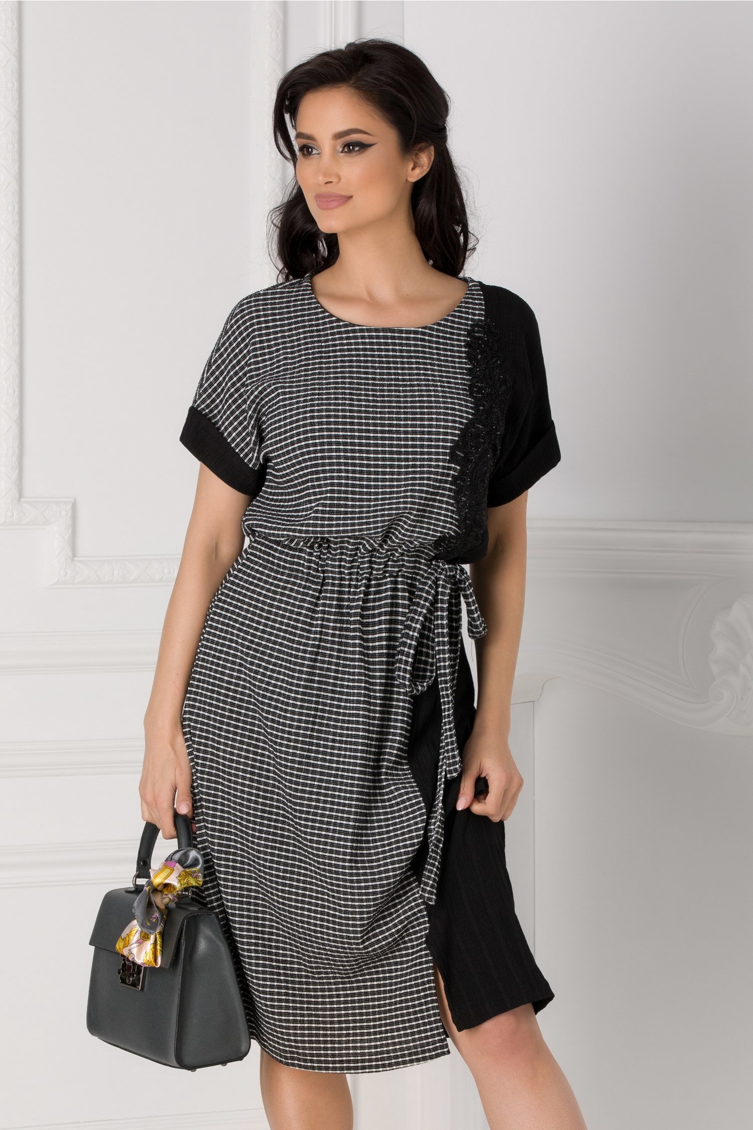 Rochie Angela neagra cu carouri si insertie din dantela