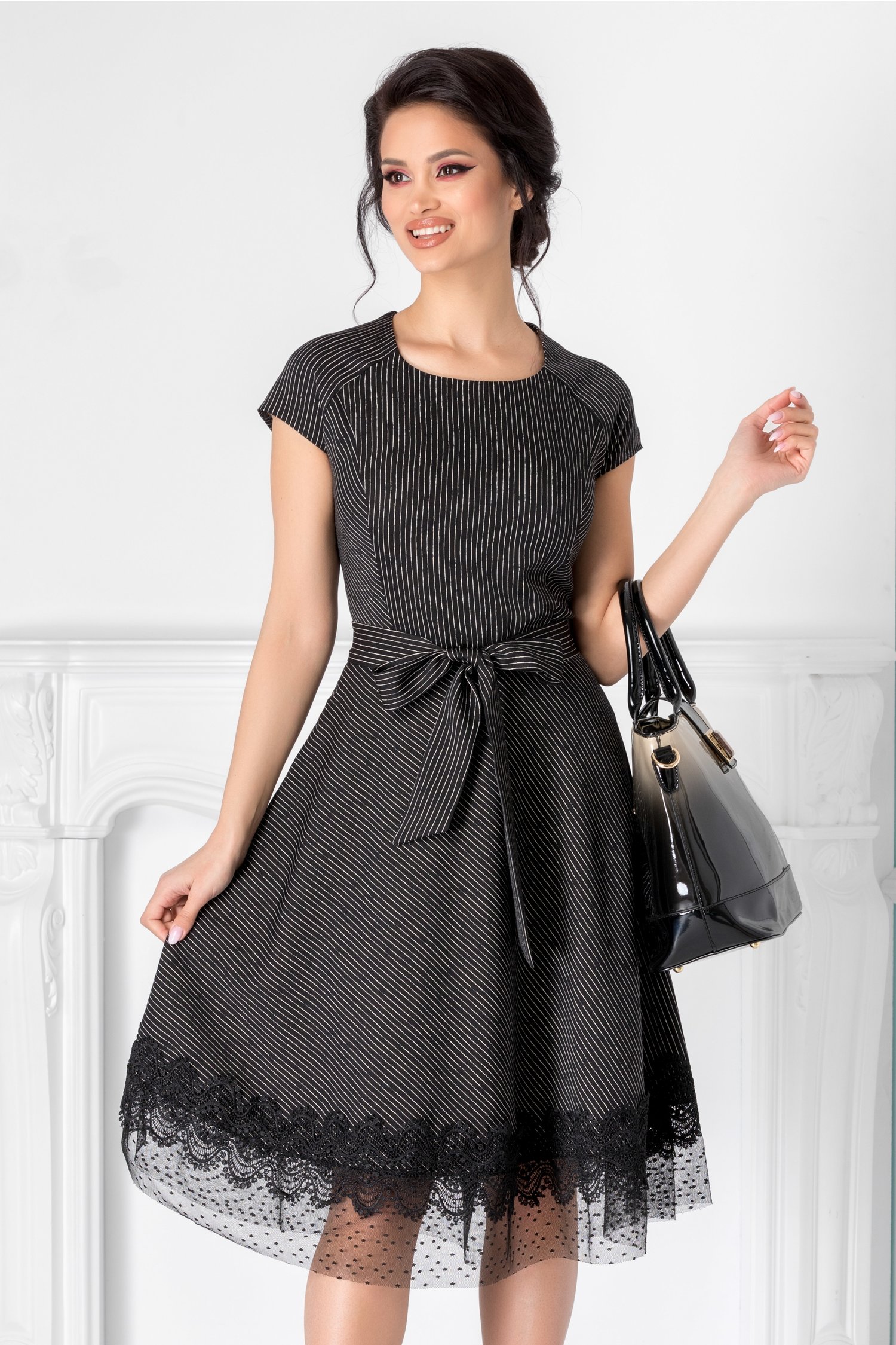 Rochie Aniela neagra cu dungi albe si cordon in talie