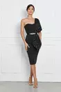 Rochie Antonia neagra din neopren cu un umar gol accesorizata cu perle