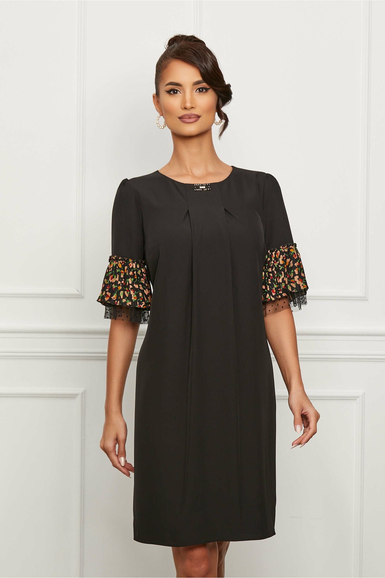 Rochie neagra cu volanase la maneci - Rochii-Dama.ro