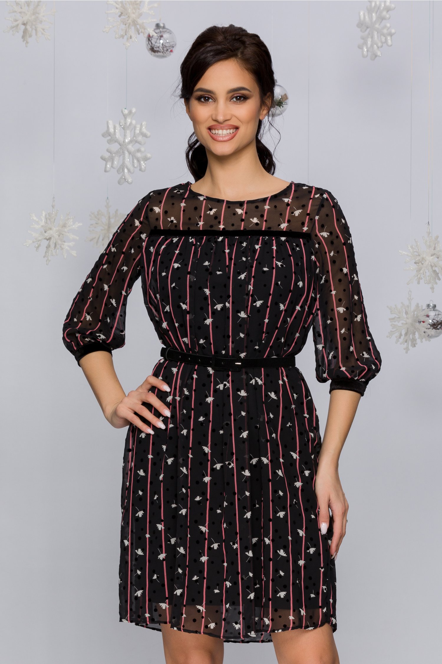Rochie astrid neagra cu insertii catifelate si imprimeu divers roz si alb