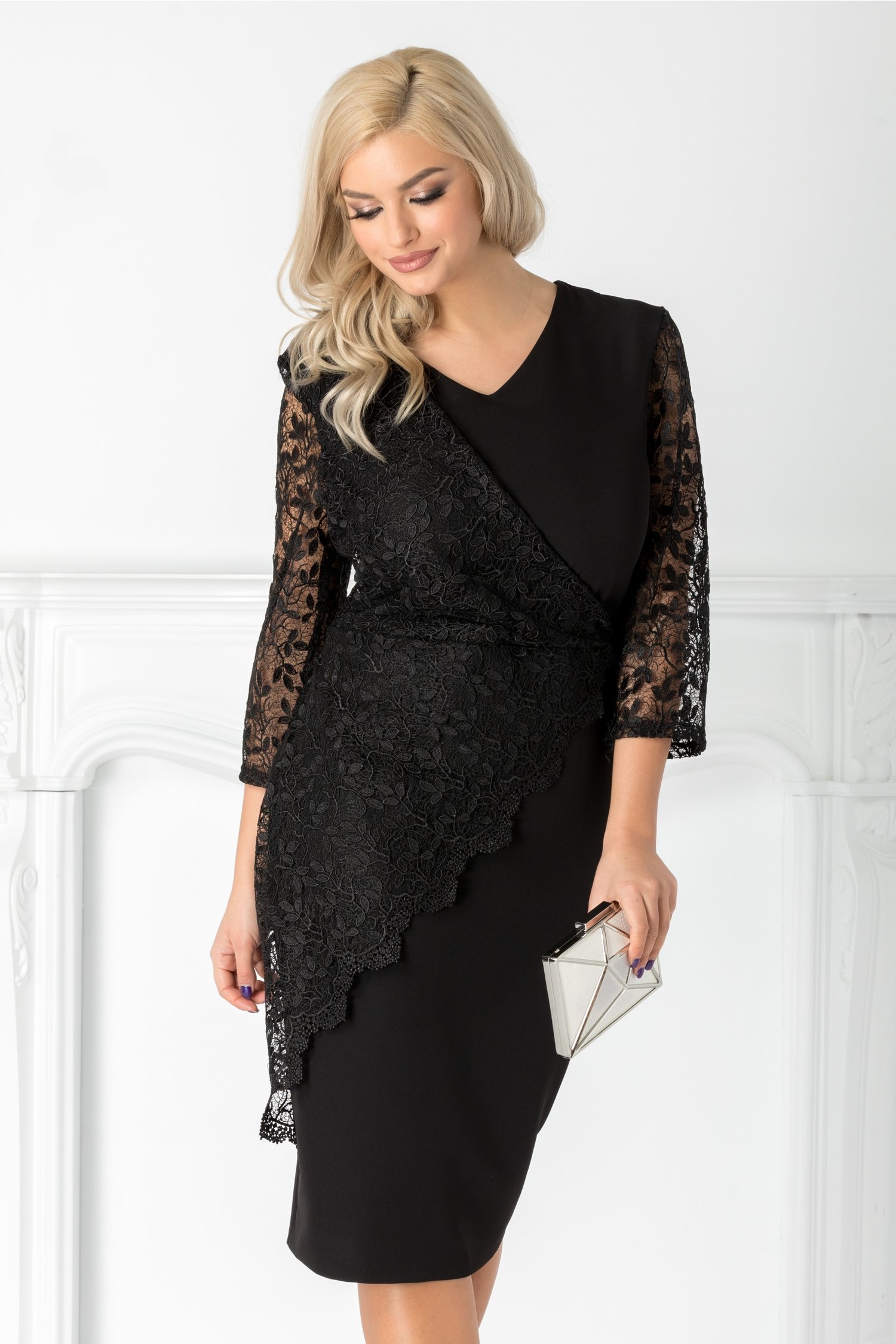 Rochie Ayana neagra cu dantela pe o parte