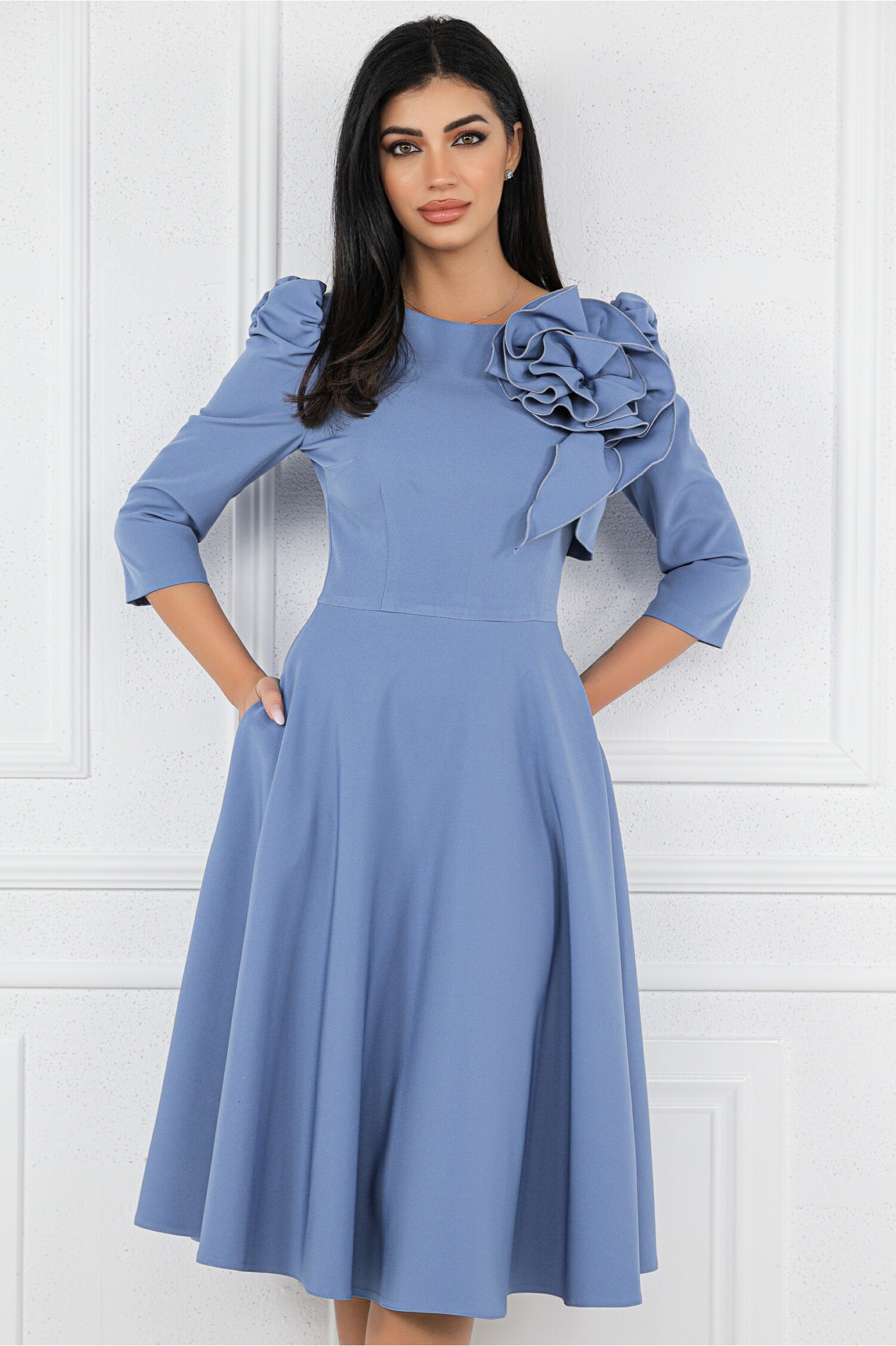 Rochie bleu cu floare maxi pe bust