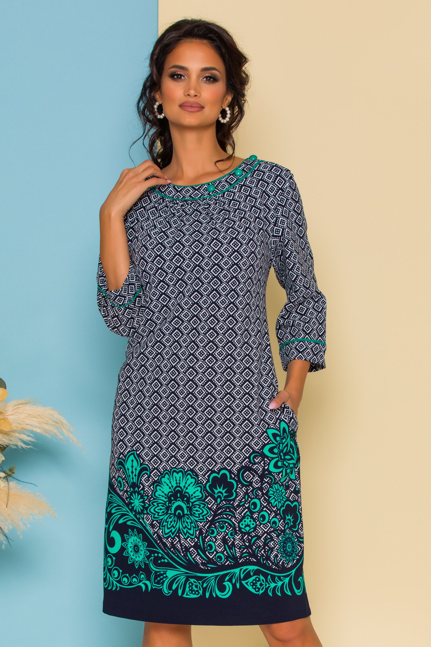 Rochie bleumarin cu buzunare si imprimeu cu alb si verde la baza