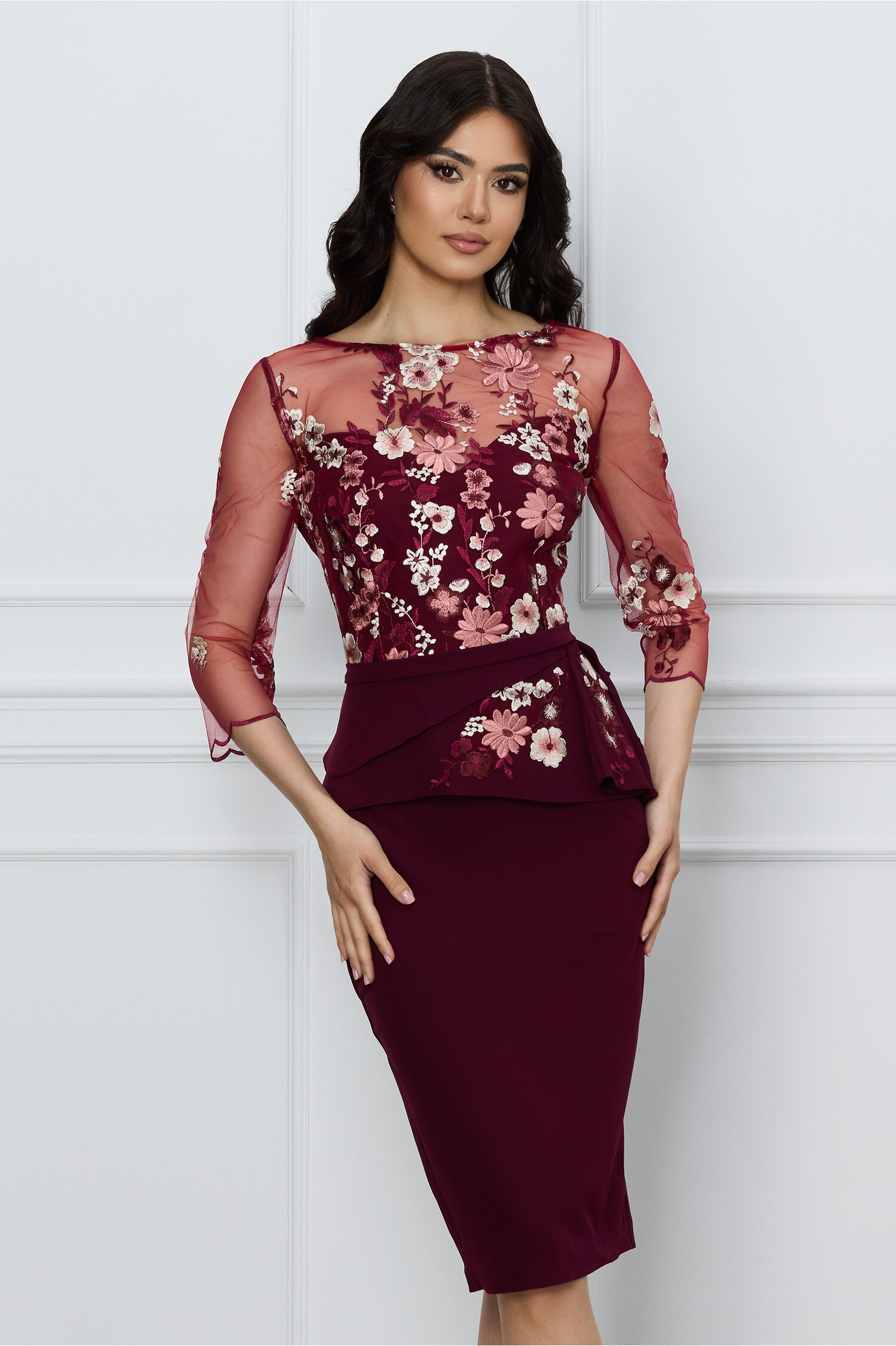 Rochie bordo cu peplum si dantela brodata floral la bust