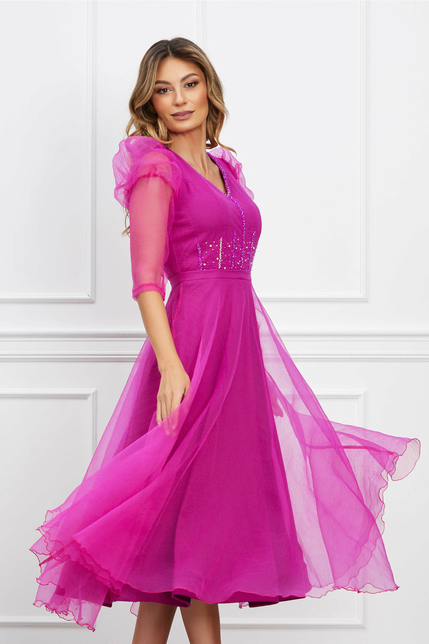 Rochie Briana fucsia din organza cu strasuri pe bust