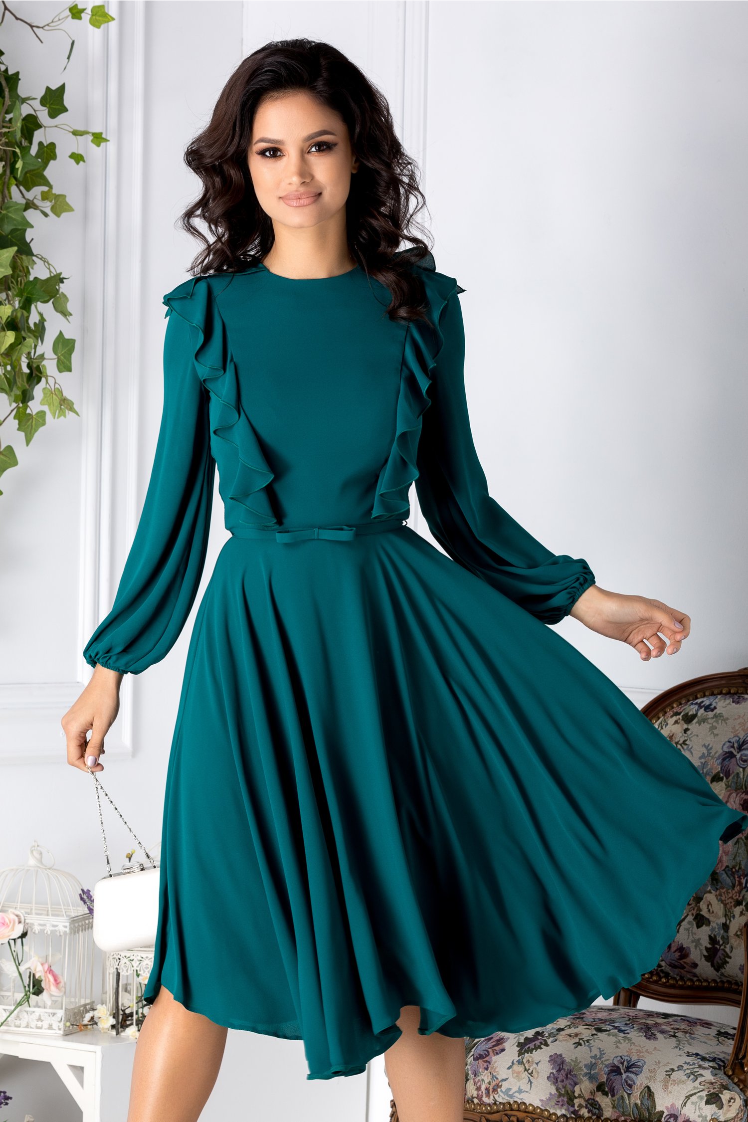 Rochie Brise verde cu volane la bust si funda in talie