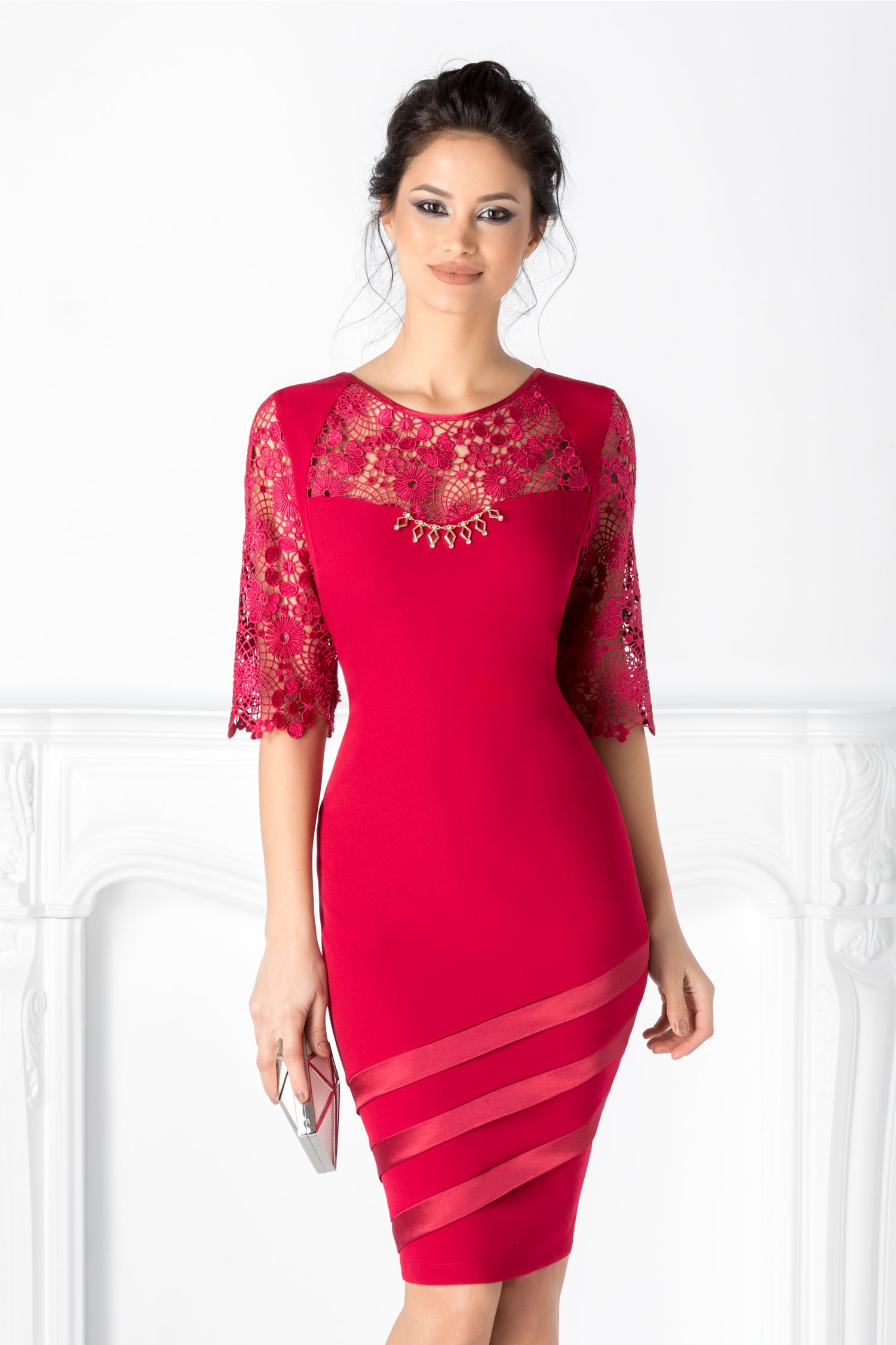 Rochie Carina rosie cu maneci din dantela brodata