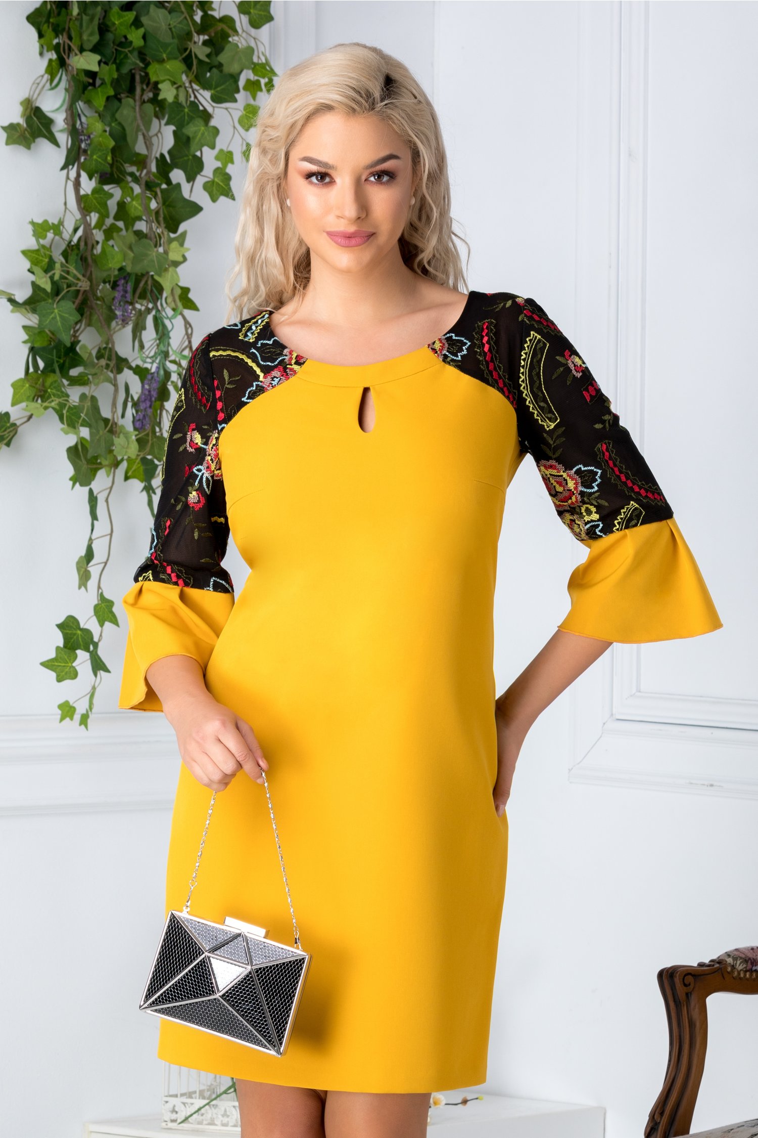Rochie Carmen galbena cu maneci din tull brodat