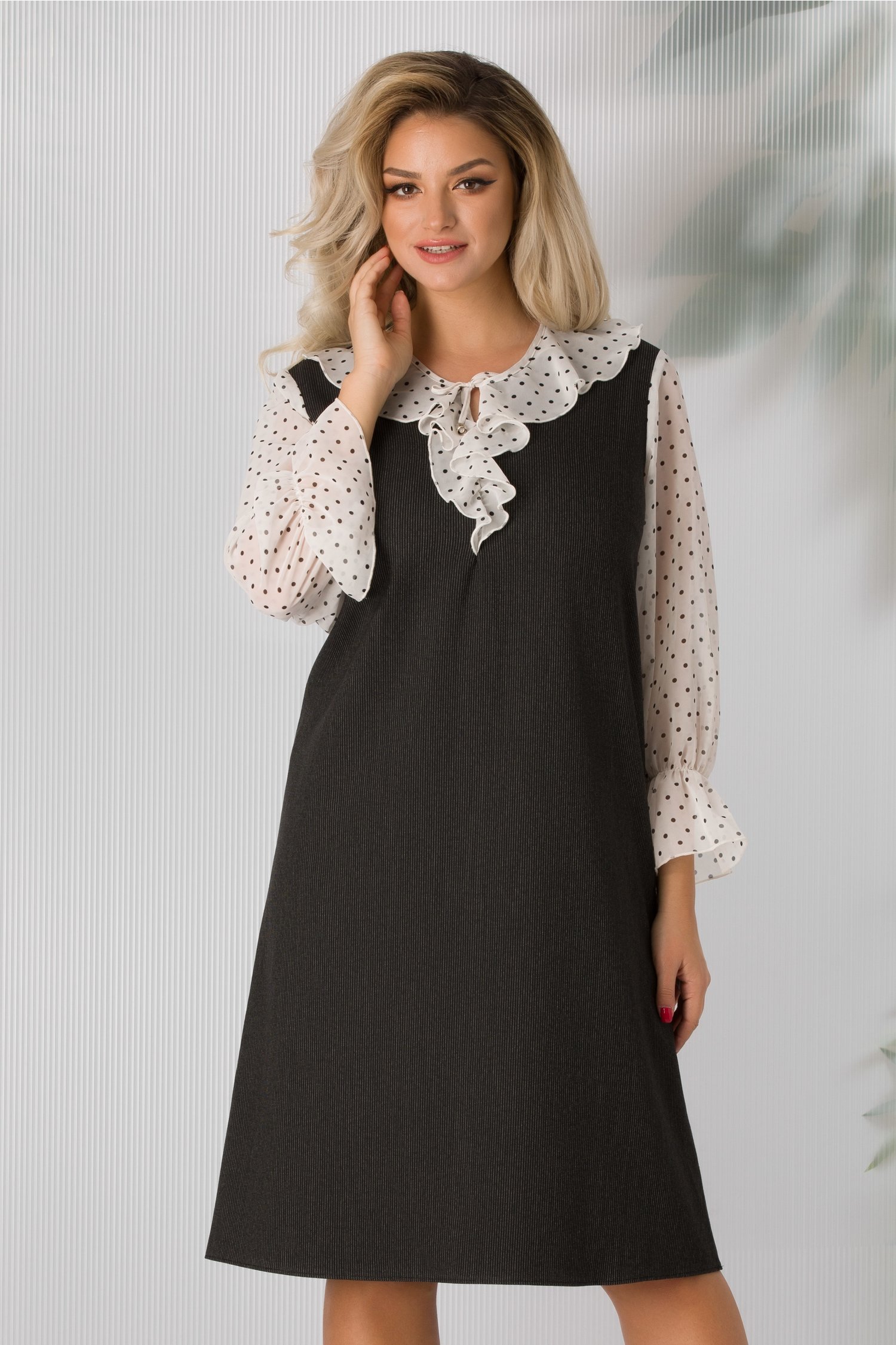 Rochie Carmen neagra cu dungi si manecile din voal