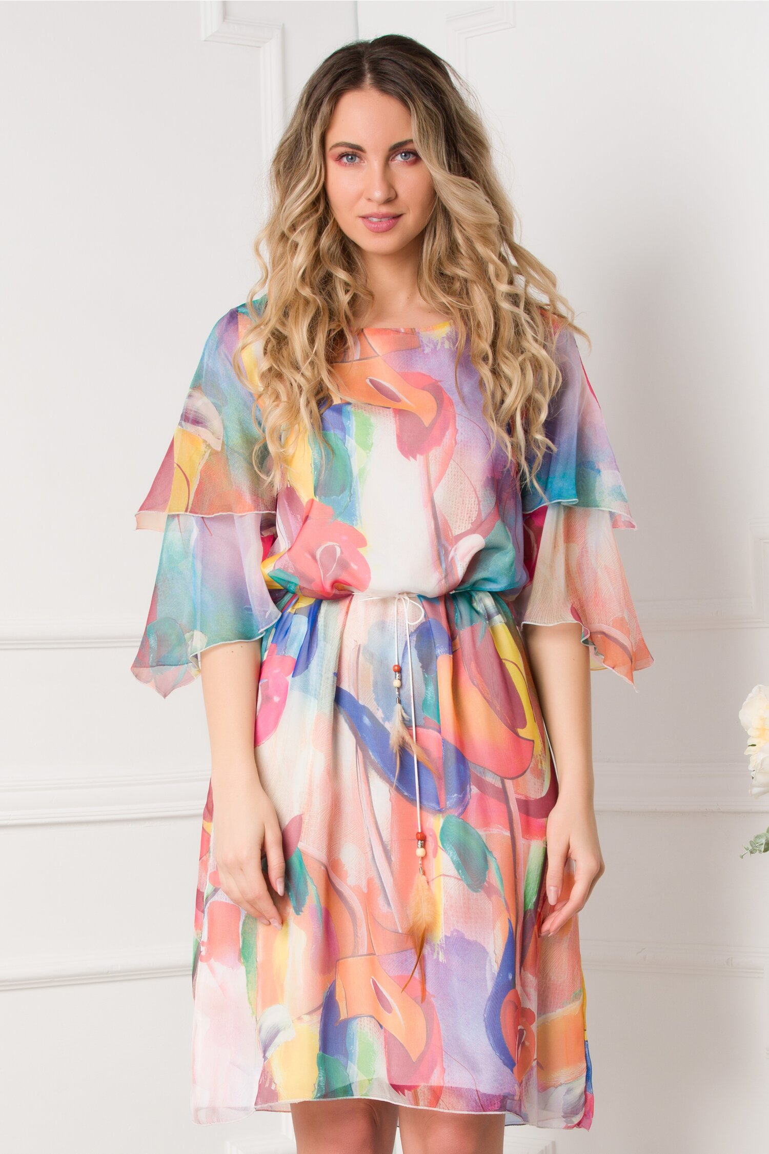 Rochie Celia cu imprimeuri pastelate si volanase la maneci