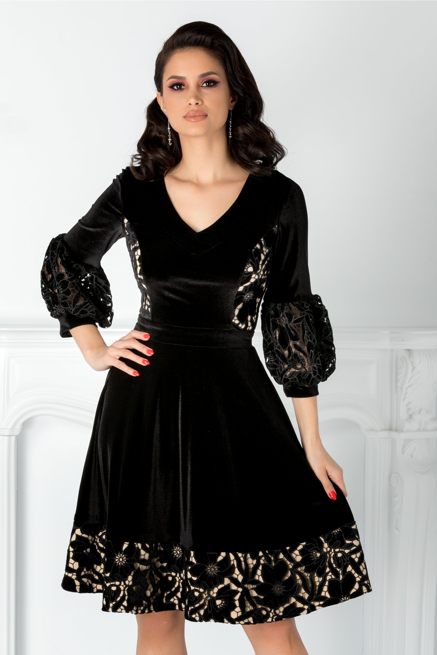 Rochie Cher neagra din catifea cu broderie florala