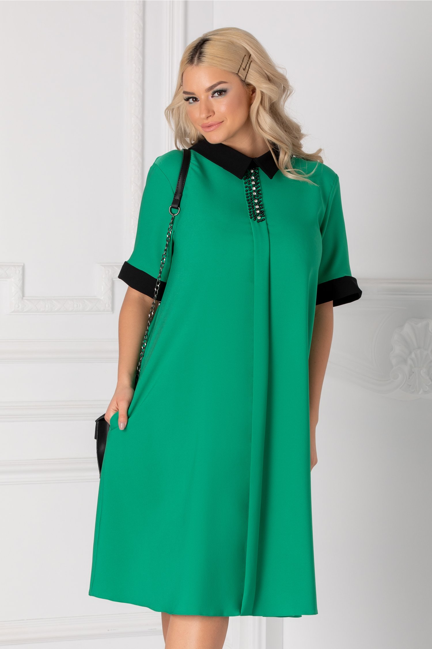Rochie Chloe verde cu guler negru si strasuri la bust