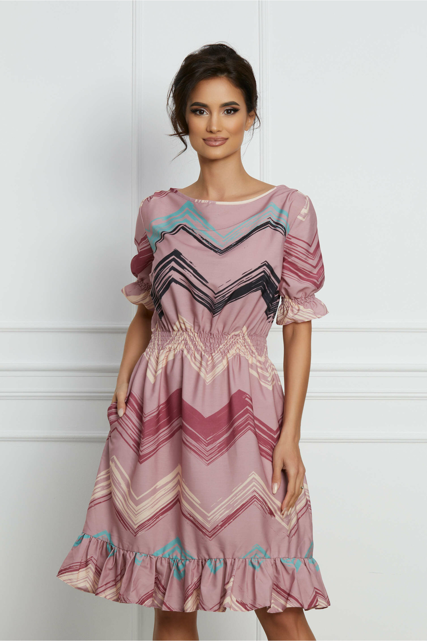 Rochie Christina roz cu imprimeuri bej in zig-zag - Rochii-Dama.ro