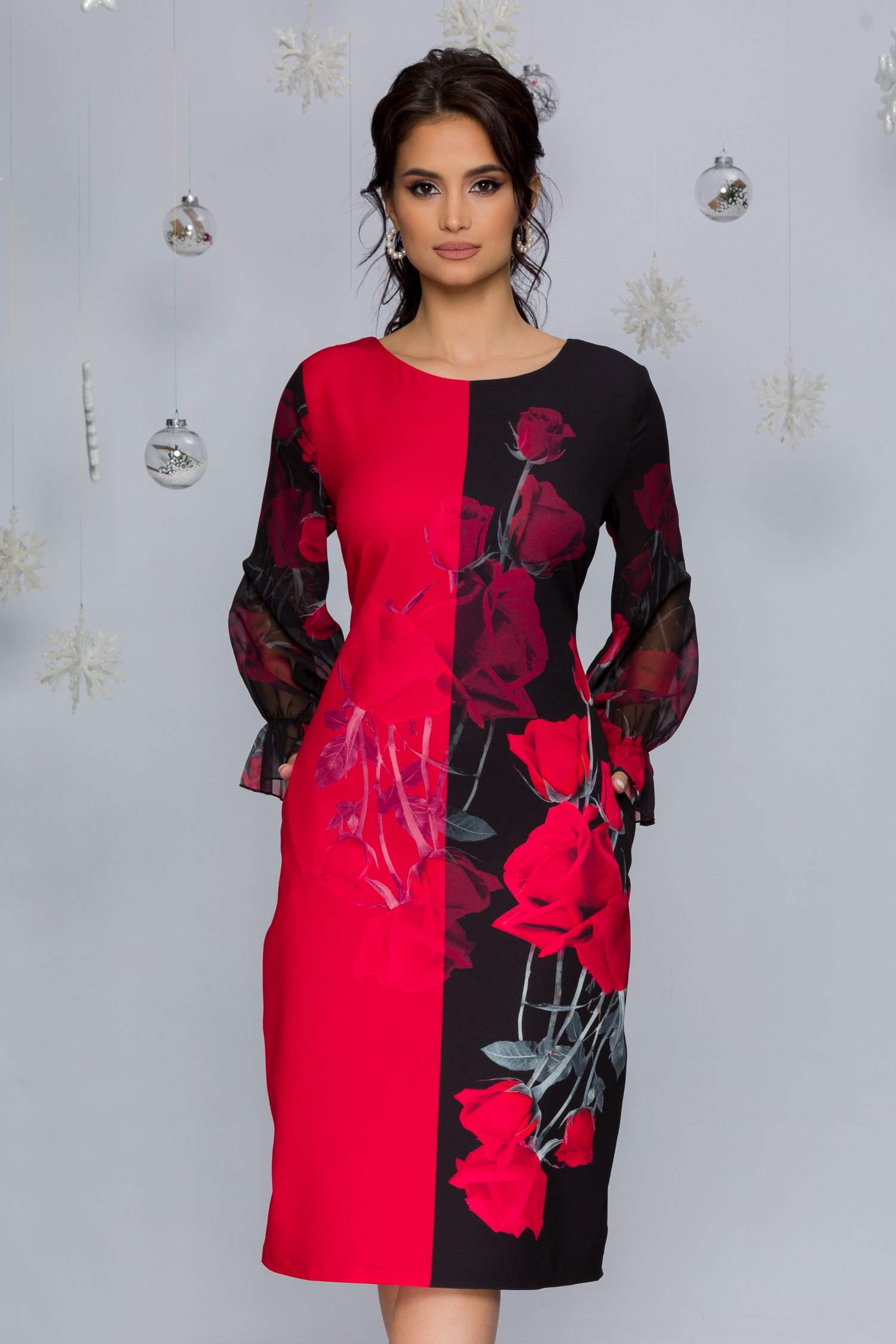 Rochie clara negru cu rosu si imprimeu floral si maneci din voal