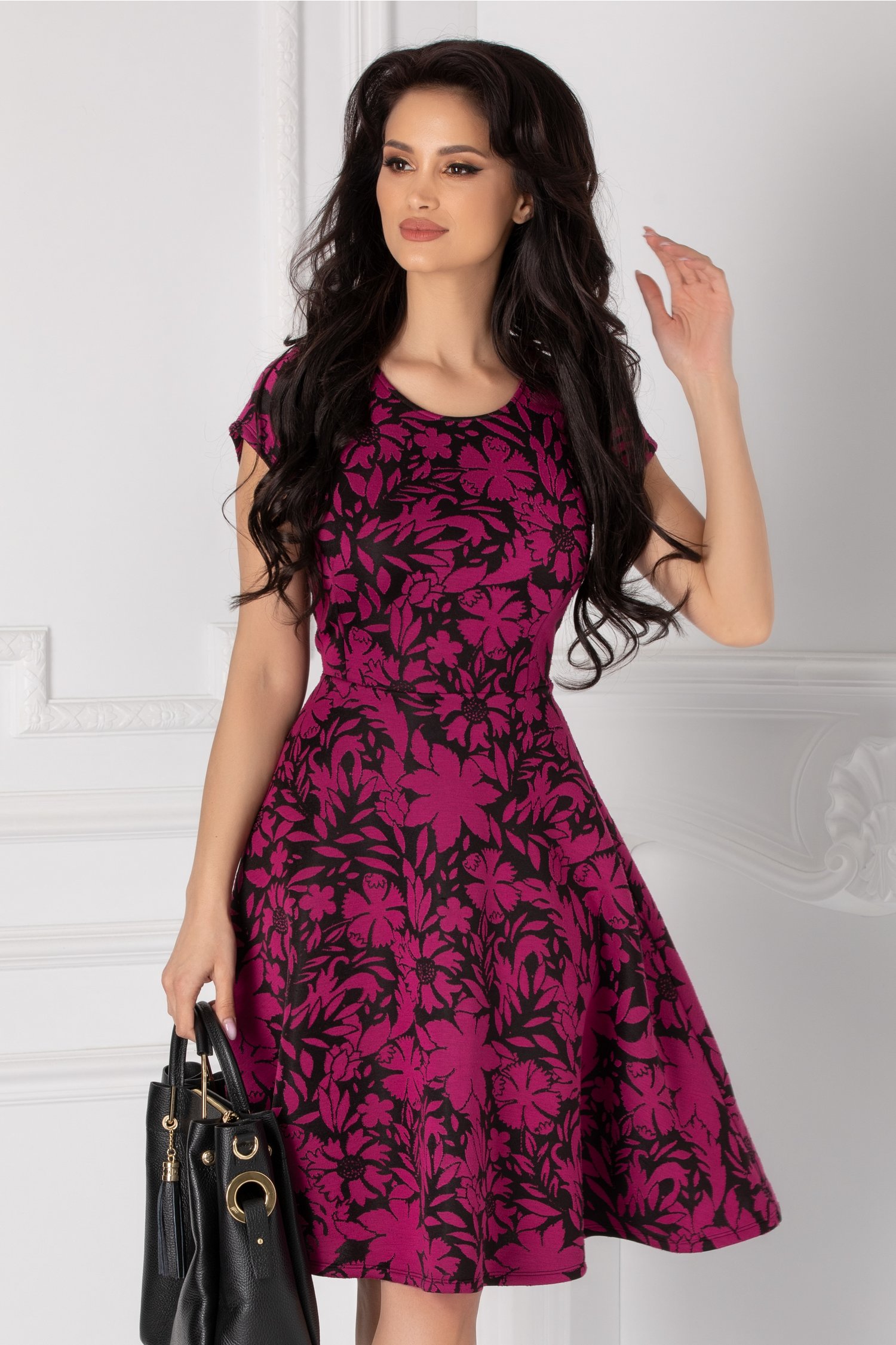 Rochie clos neagra cu broderie florala fucsia
