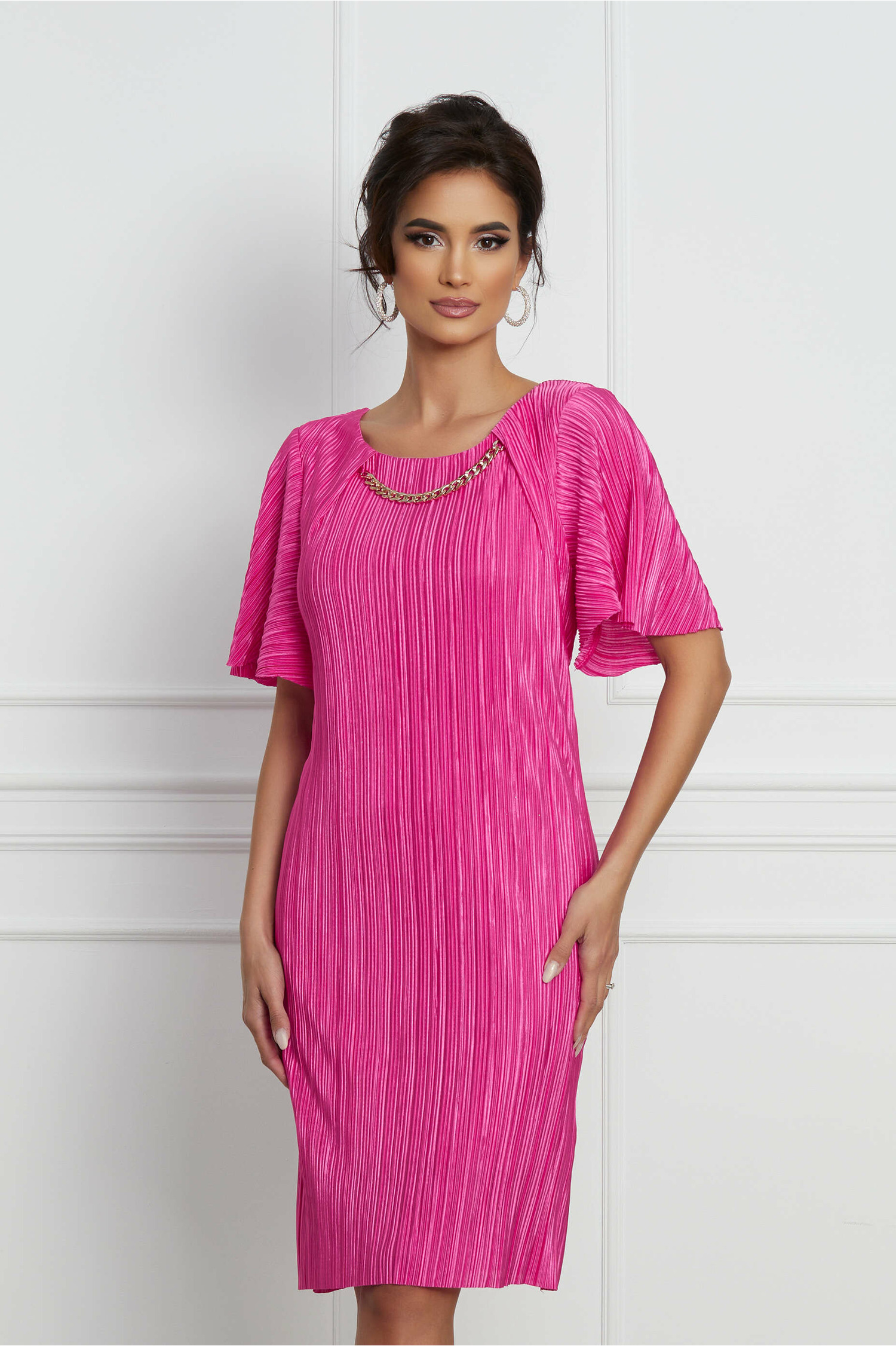 Rochie fucsia plisata cu accesoriu la decolteu - Rochii-Dama.ro