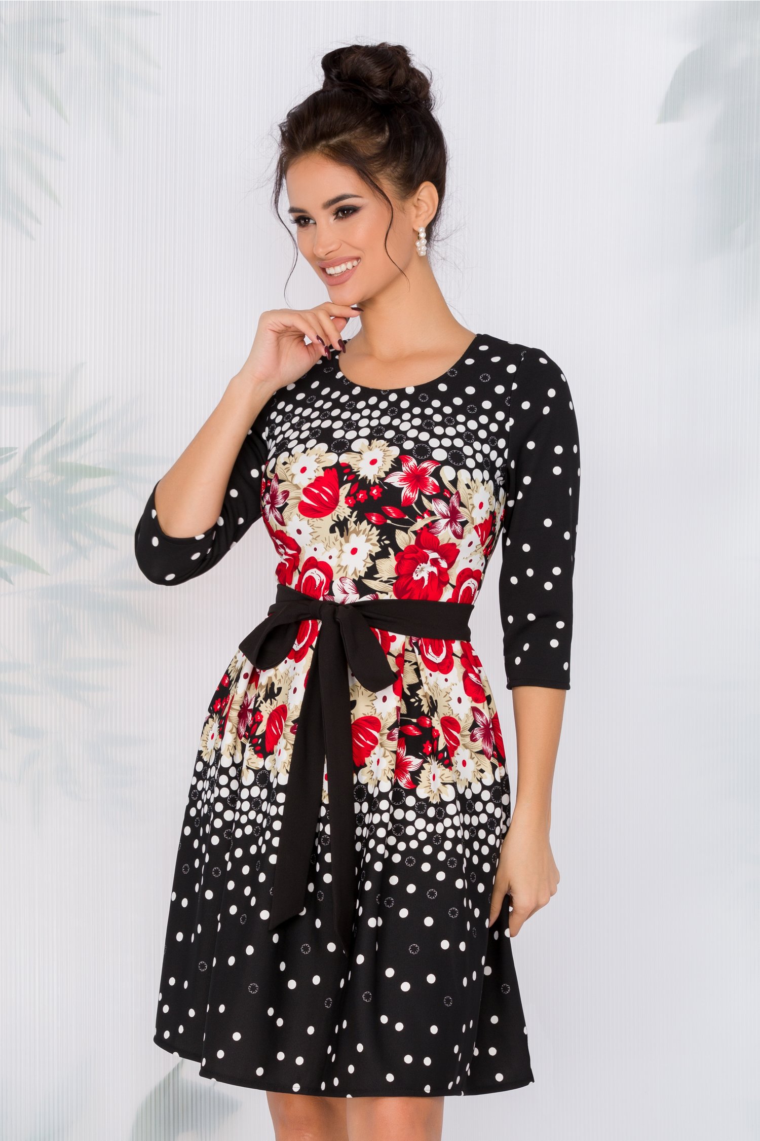 Rochie Daria neagra cu buline albe si imprimeu floral rosu