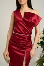 Rochie de seara bordo cu perle in talie pe un umar