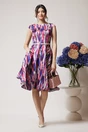 Rochie de zi din satin cu imprimeuri fucsia si curea in talie